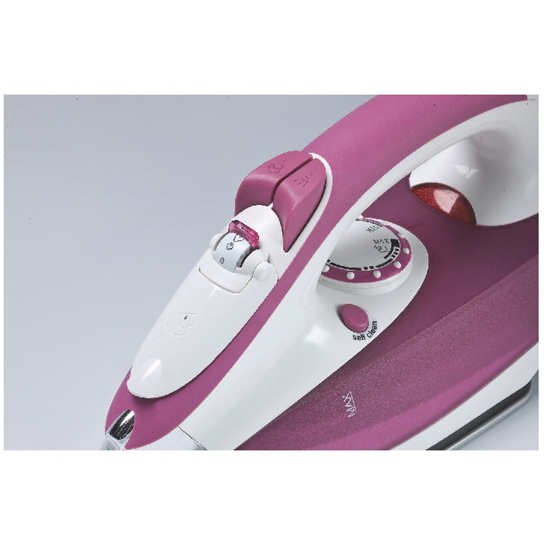 Zbliżenie różowo-białego żelazka. Zawiera pokrętło temperatury, przyciski pary i przycisk samooczyszczania.