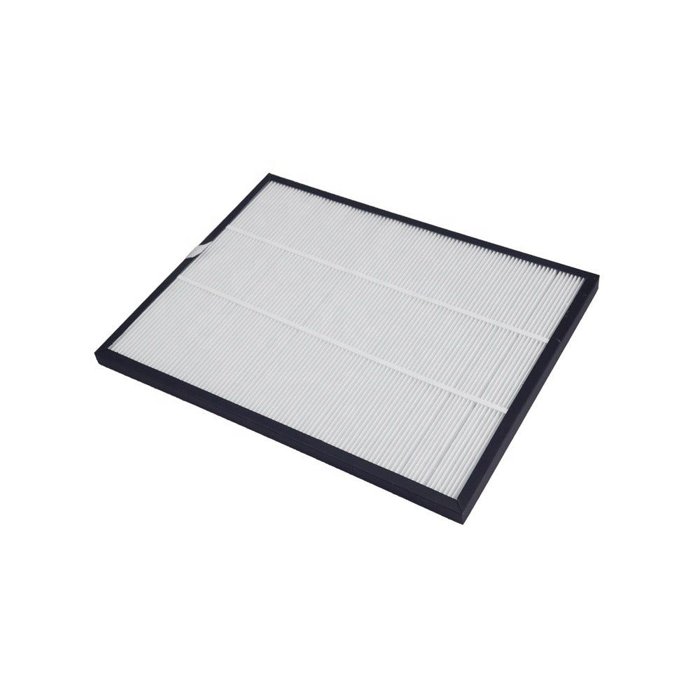Un filtro dell'aria rettangolare con cornice nera e materiale filtrante bianco pieghettato. Il filtro è angolato, con sfondo bianco.
