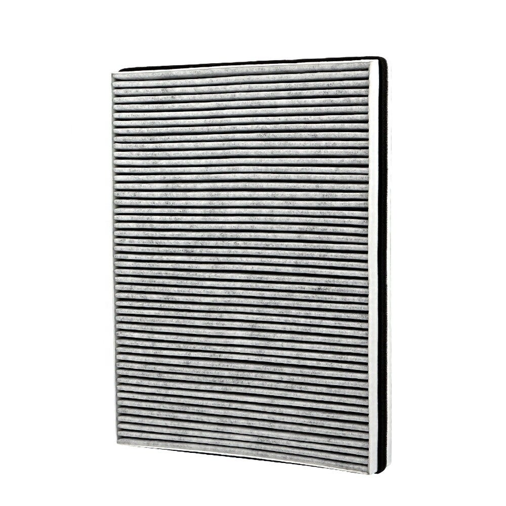 Rechteckiger Luftfilter mit parallelen grauen Linien. Schwarzer Rand auf der rechten Seite. Weißer Hintergrund.