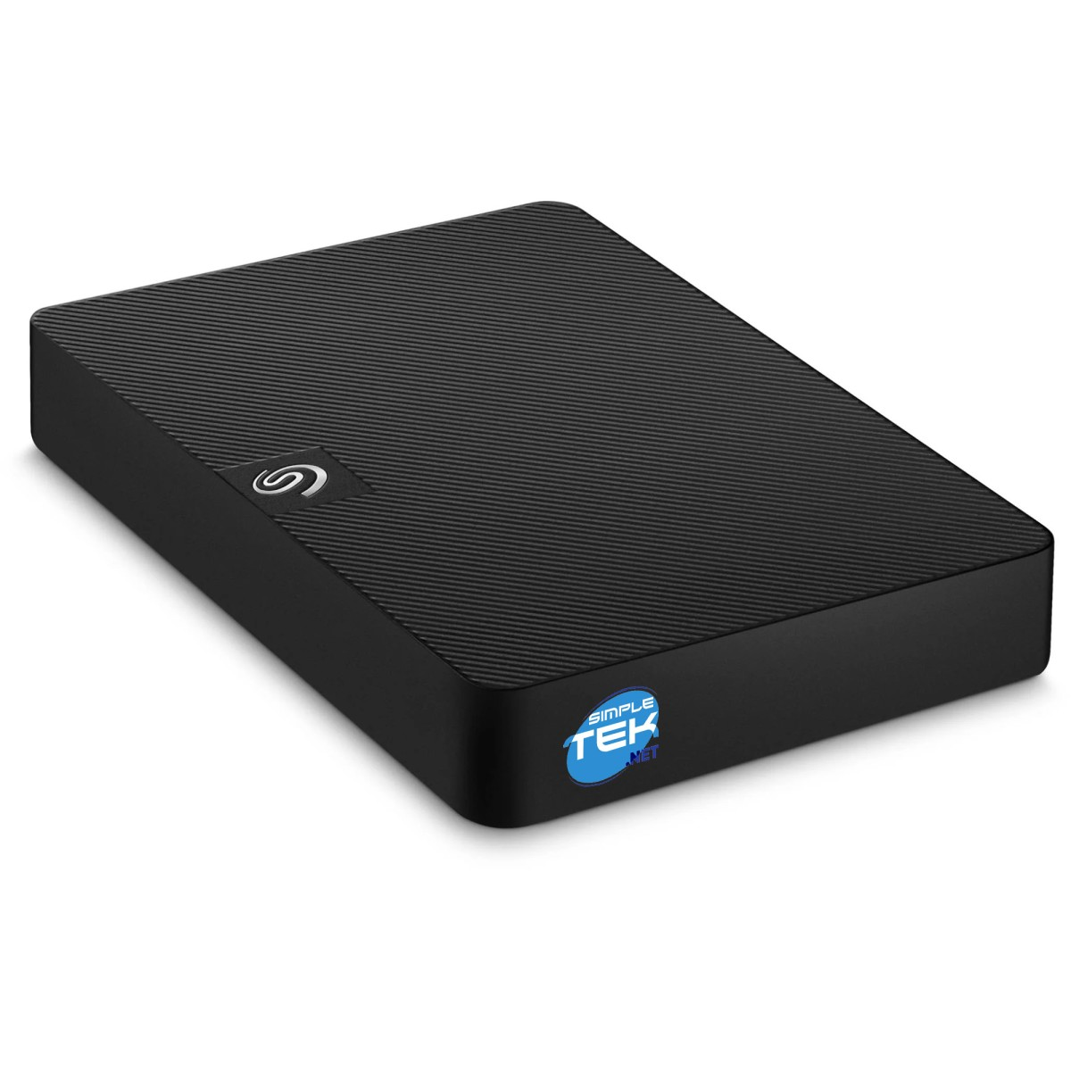 Eine schwarze externe Festplatte mit dem Seagate-Logo oben. Das Simple Tek Net-Logo befindet sich an der Seite. Weißer Hintergrund.