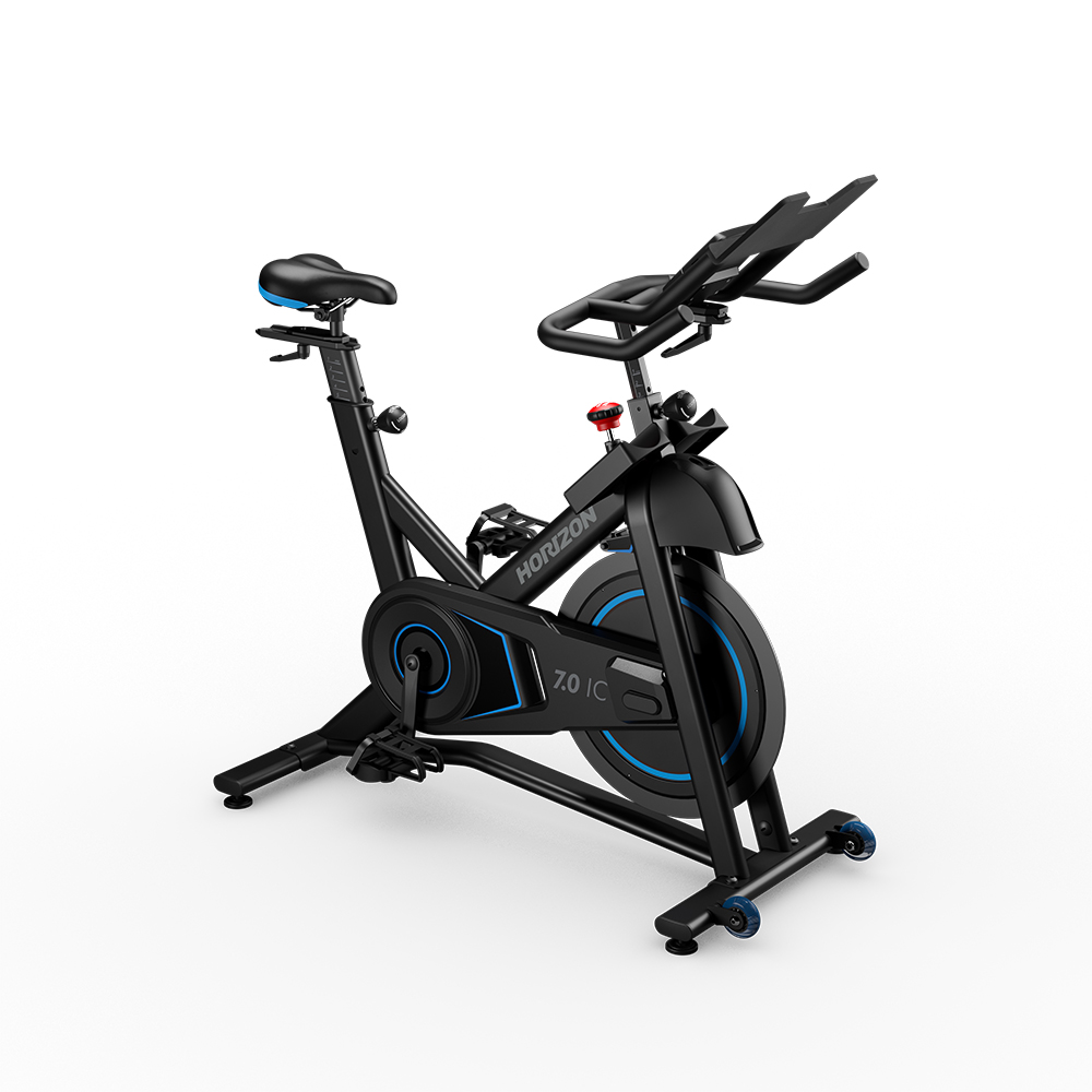 Czarny rower treningowy Horizon 7.0 IC. Posiada siodełko, kierownicę, pedały i koło zamachowe. Na białym tle.