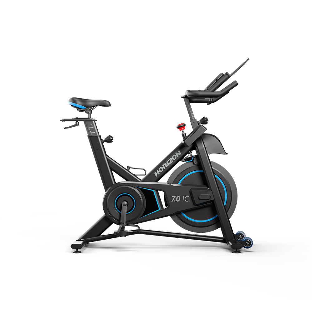 Czarny rower treningowy Horizon 7.0 IC na białym tle. Ma niebieskie siedzenie i akcenty. Koło zamachowe jest niebieskie. Rower jest odizolowany.