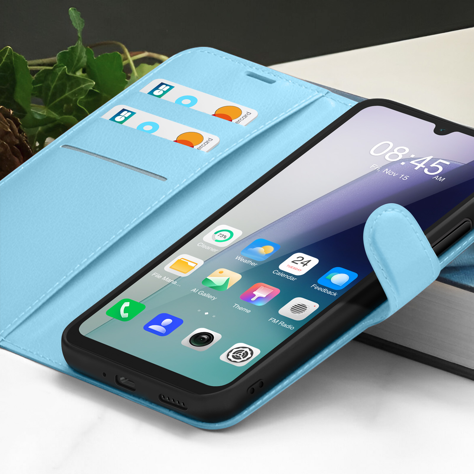 Een smartphone in een lichtblauwe hoes toont apps en tijd. Creditcards zijn zichtbaar in de hoes.
