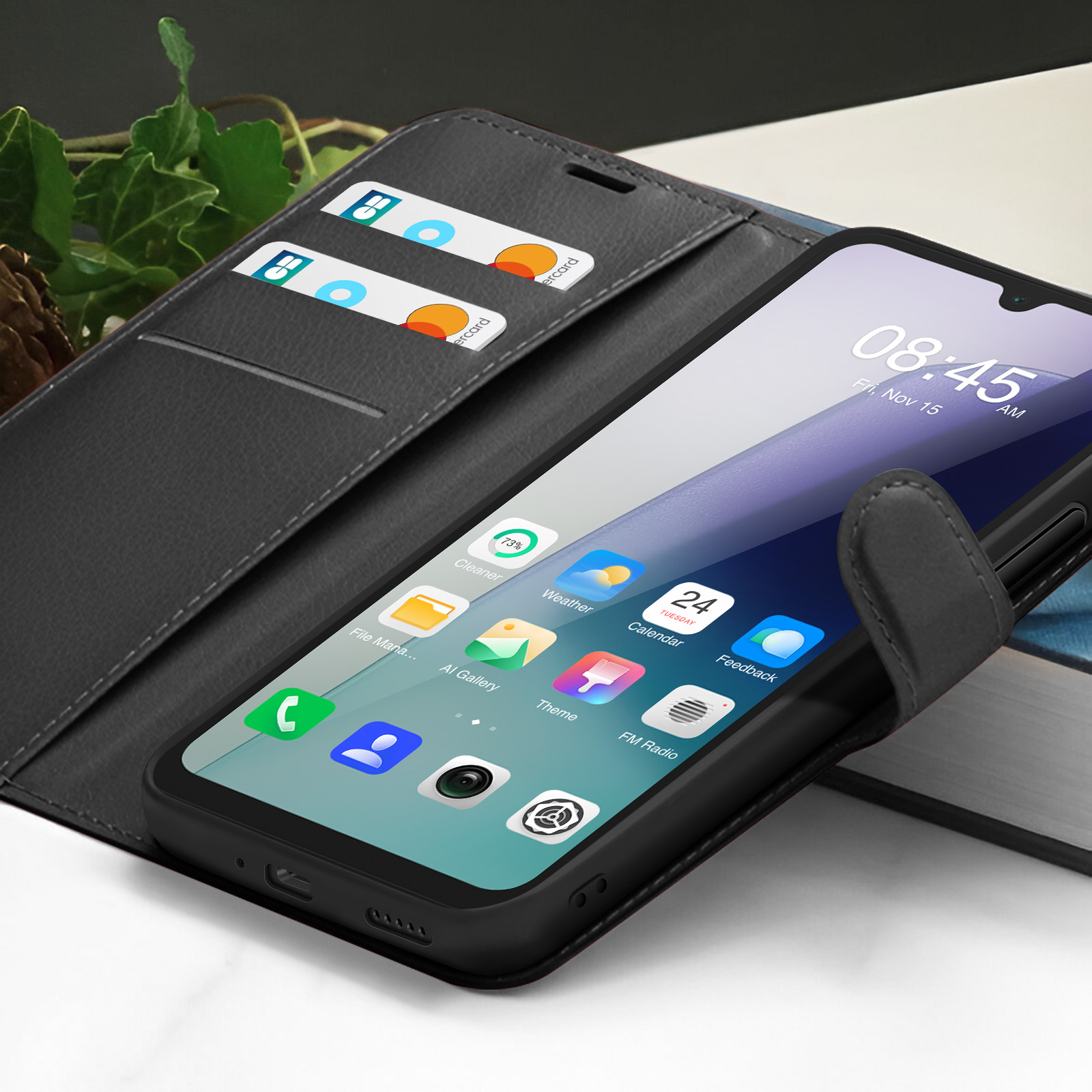 Een smartphone toont tijd en app-iconen. Het zit in een zwarte portemonnee-hoes met creditcards zichtbaar.