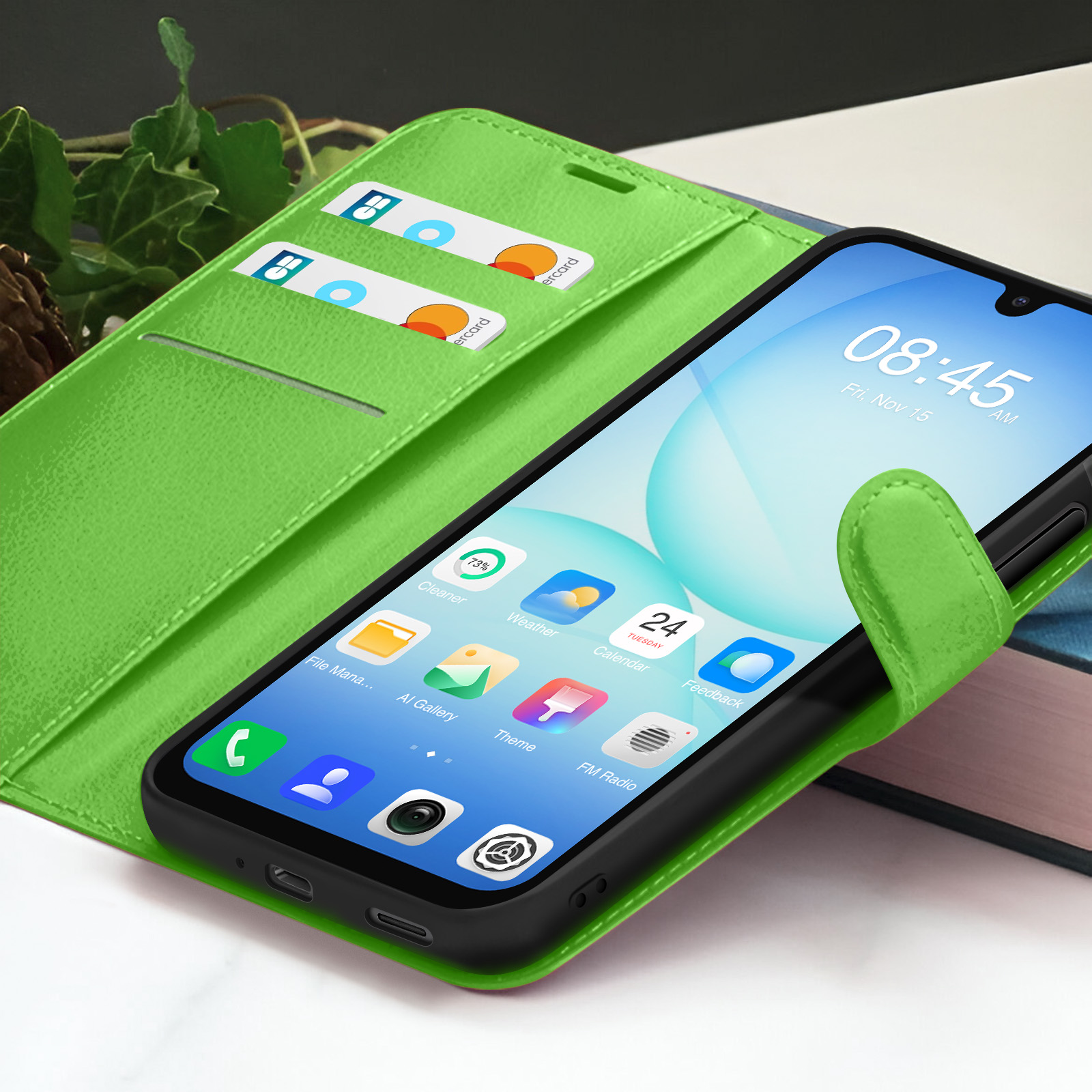 Een groene telefoonhoes met een smartphone die de tijd weergeeft. Creditcards zijn zichtbaar in de hoes. De achtergrond is wazig.