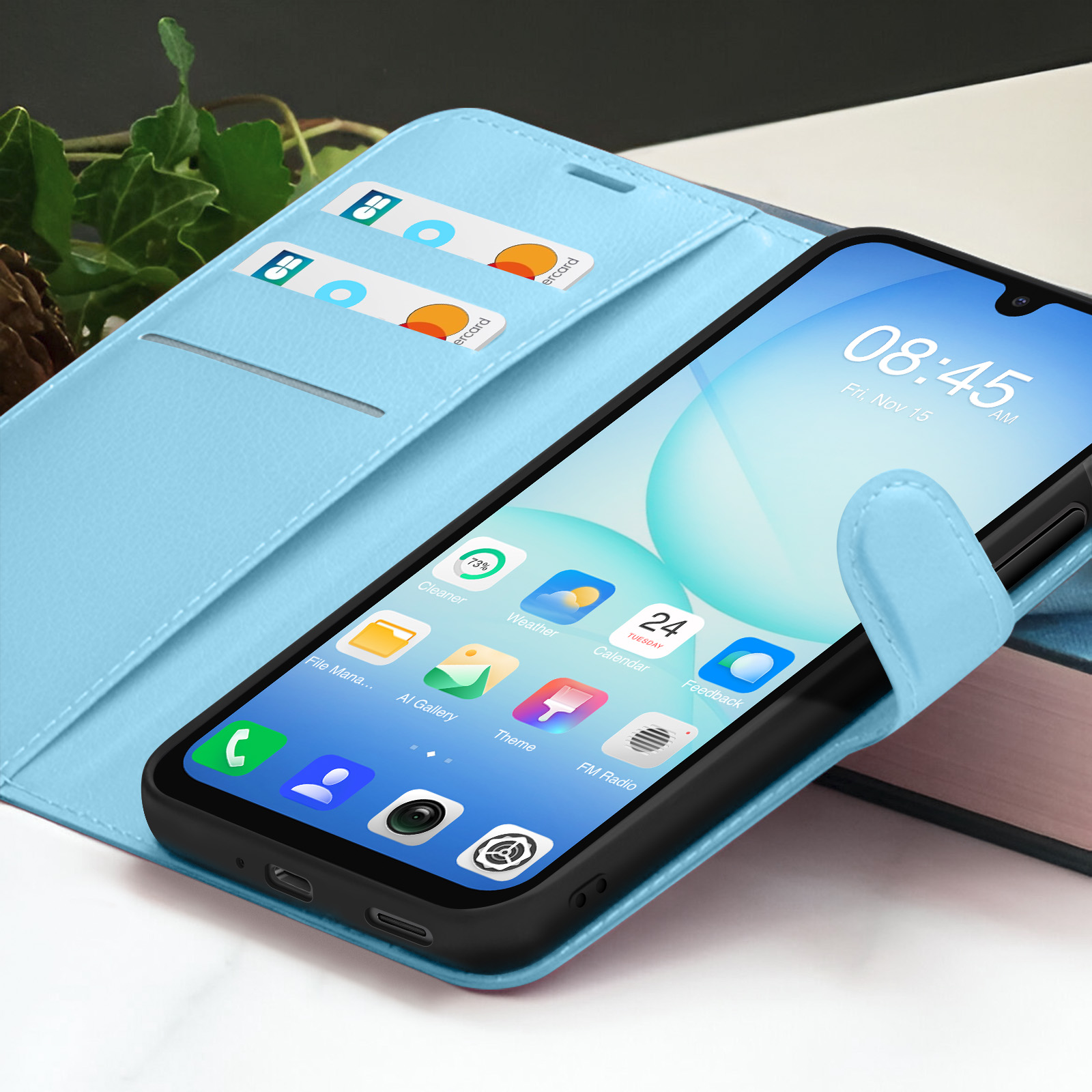 Een smartphone in een lichtblauwe hoes met creditcards, met de tijd en app-iconen op het scherm.