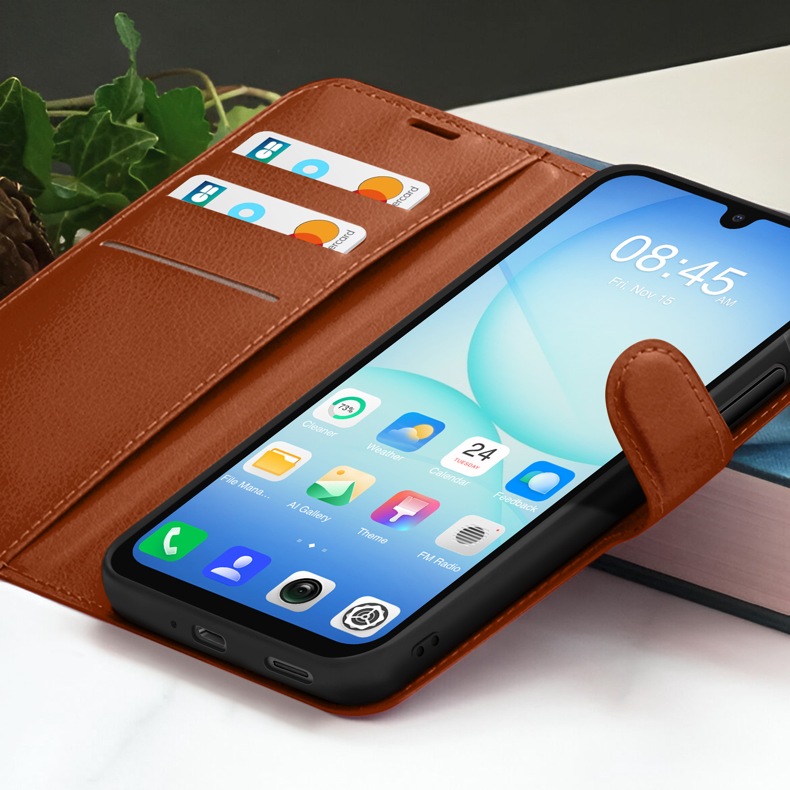 Een smartphone in een bruine lederen hoes toont de tijd. Er zitten creditcards in een gleuf. Pictogrammen zijn zichtbaar op het scherm.