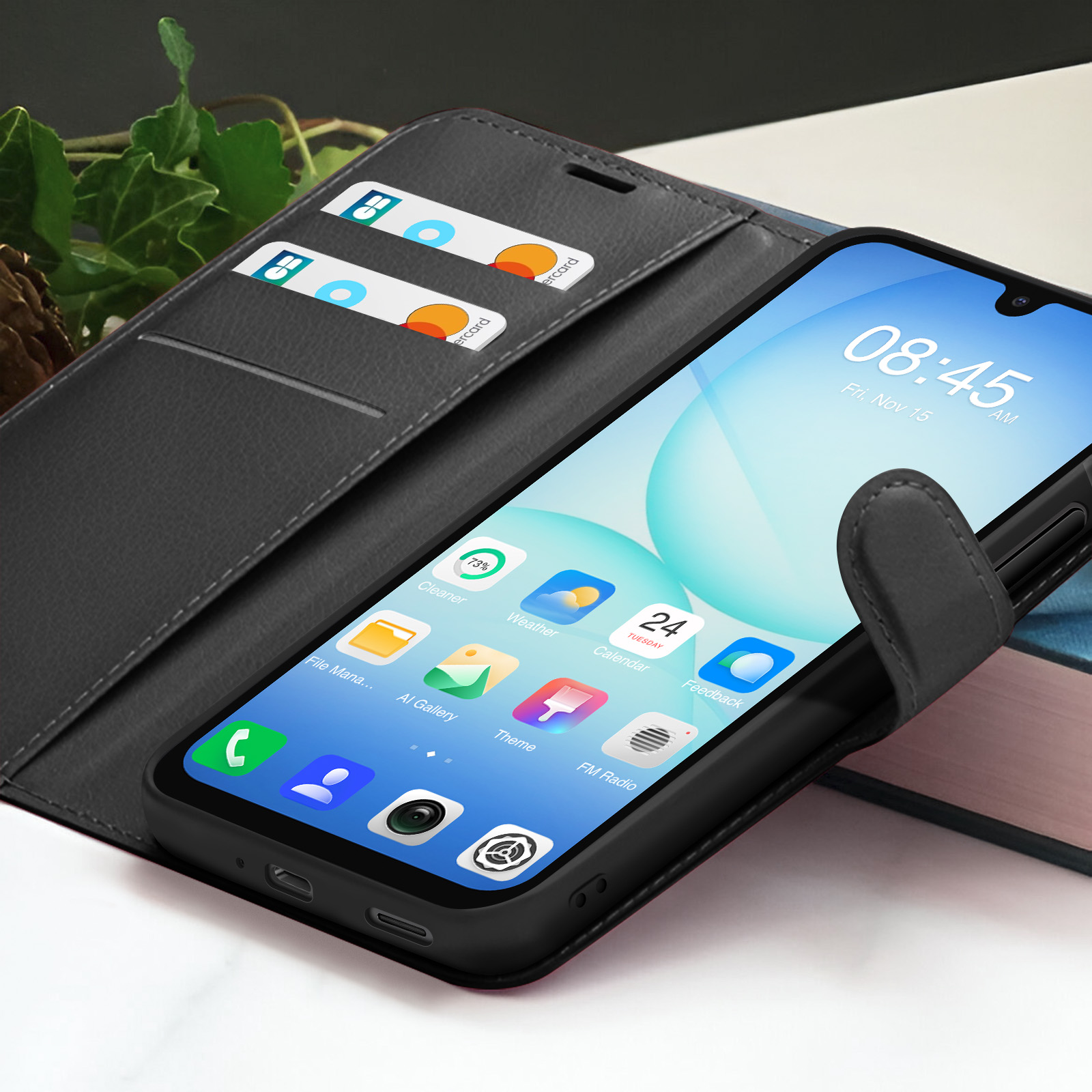 Een smartphone in een zwarte hoes is open, met de tijd erop. Creditcards in sleuven. Apps zijn zichtbaar op het scherm.