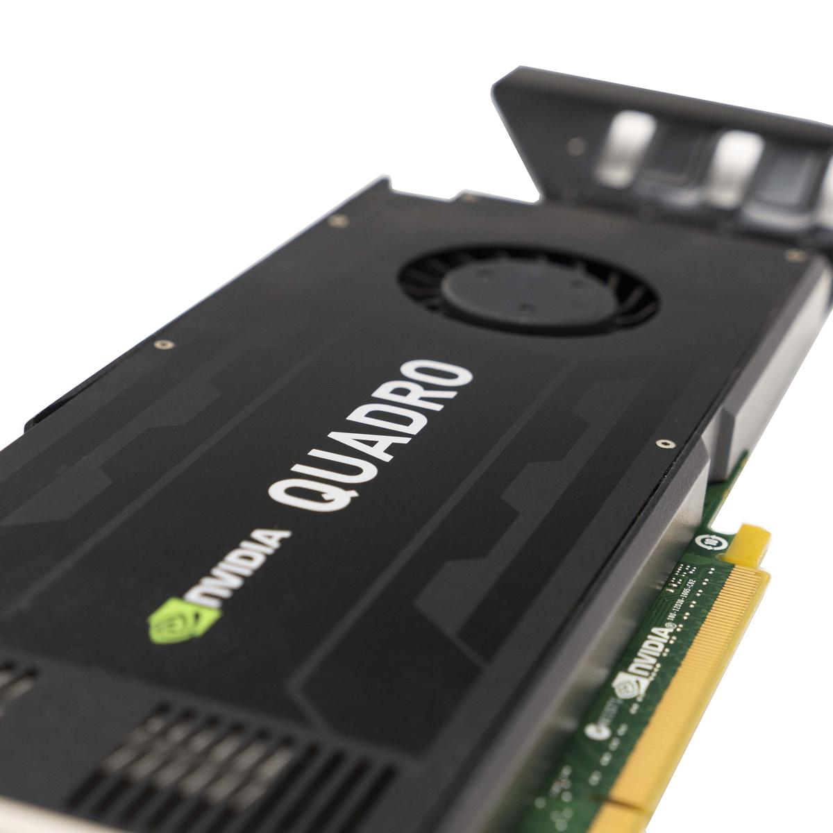 Una scheda grafica Nvidia Quadro nera con il marchio bianco. È visibile una ventola e la scheda è su sfondo bianco.