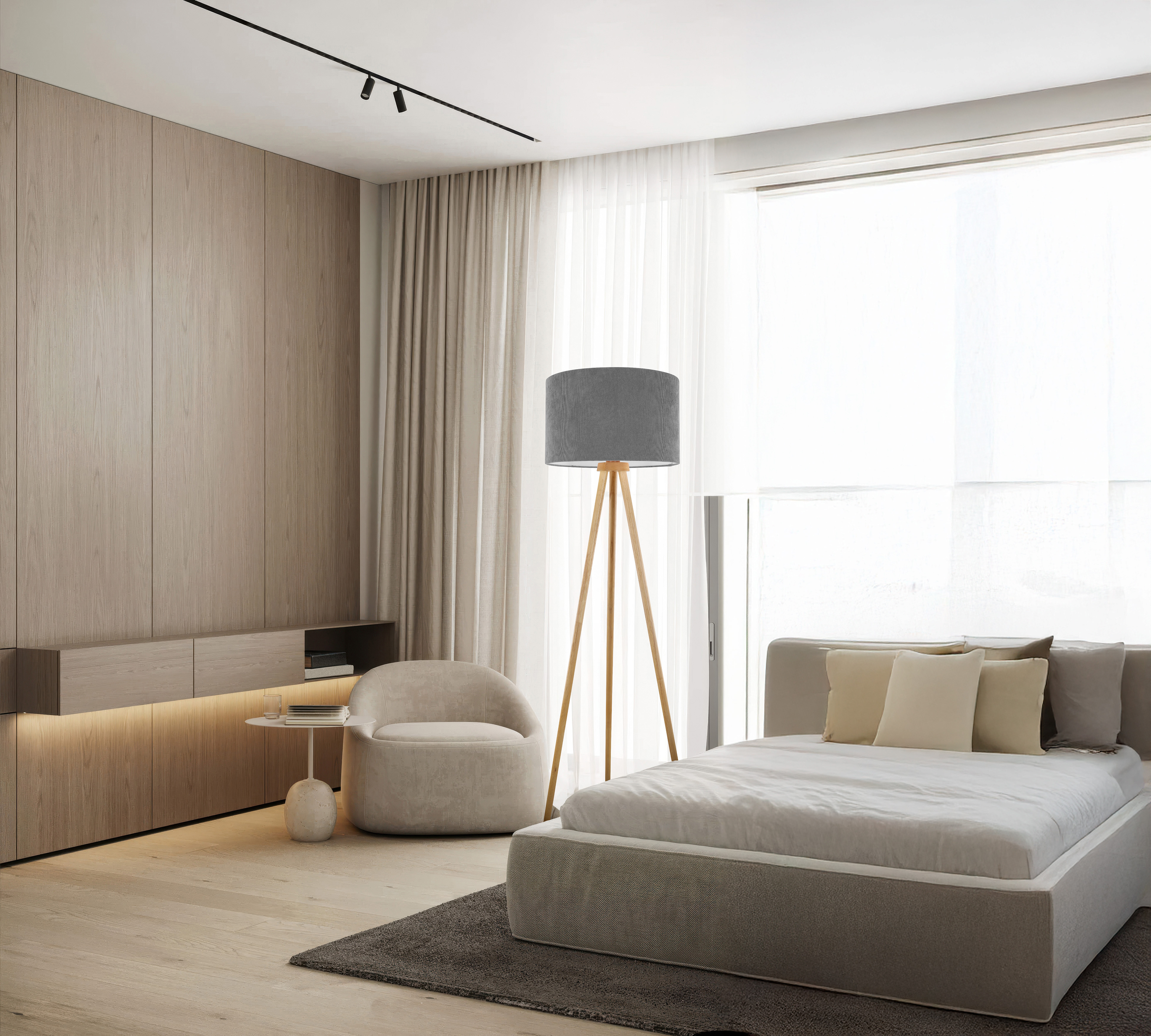 Ein Schlafzimmer mit Bett, Stuhl und Lampe. Hellfarbige Wände und Holzböden. Weiche Farben schaffen eine ruhige Atmosphäre.