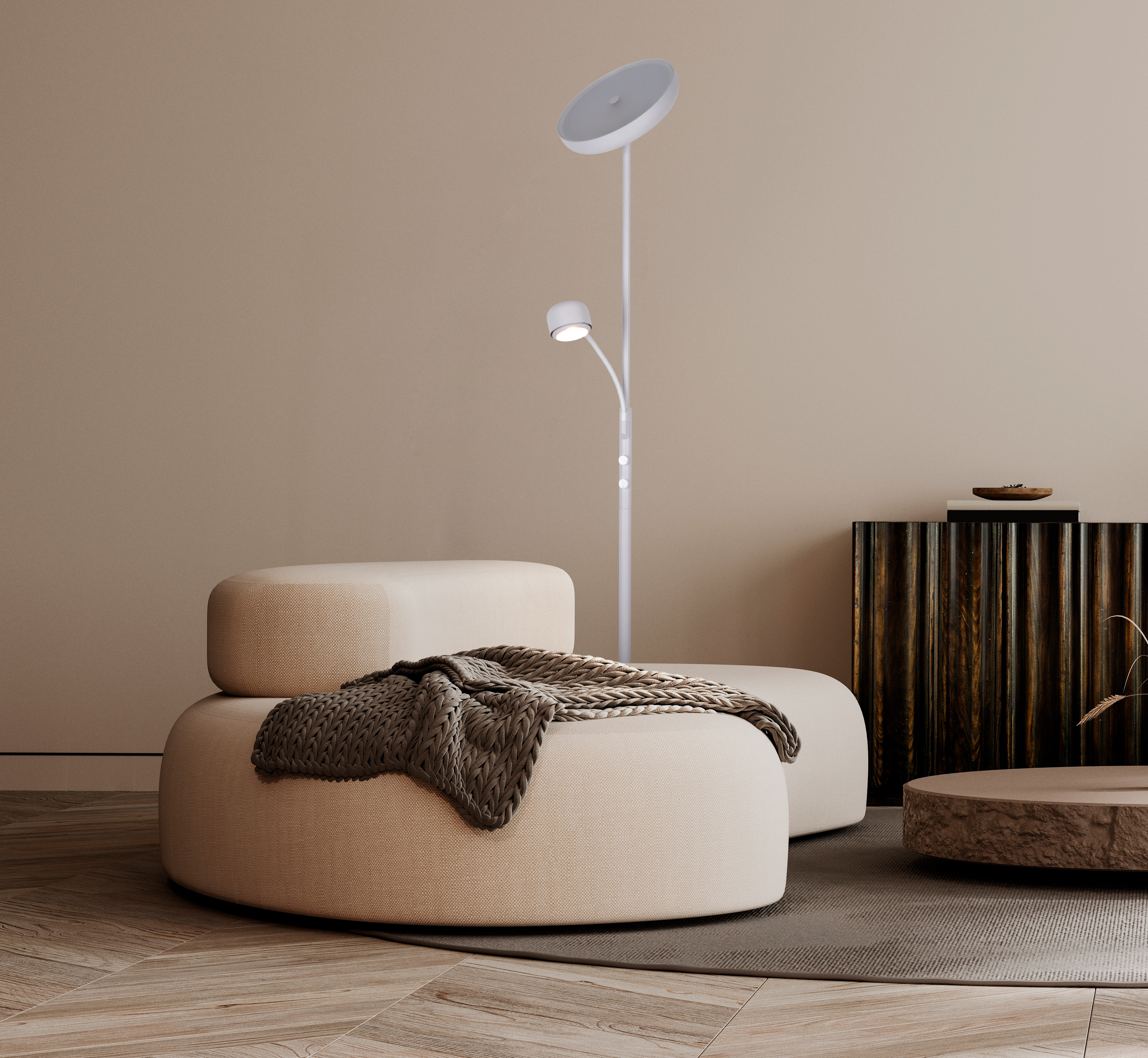 Innenszene mit einem cremefarbenen Sofa, einer Stehlampe und einem Holzschrank. Ein Teppich und ein Couchtisch sind ebenfalls vorhanden.