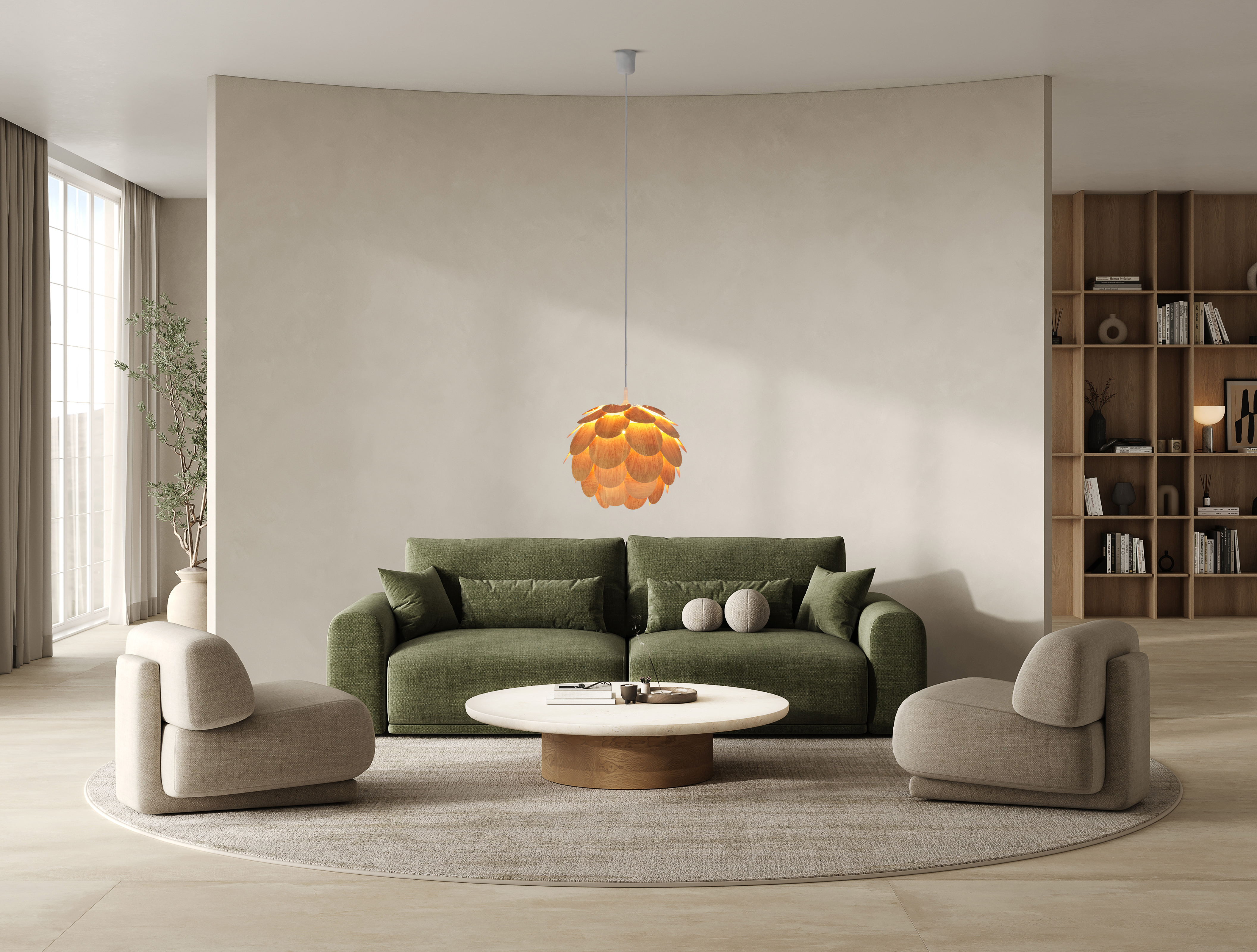 Ein modernes Wohnzimmer mit grünem Sofa, zwei Sesseln, rundem Teppich und Holzlampe. Ein Bücherregal und ein großes Fenster sind sichtbar.