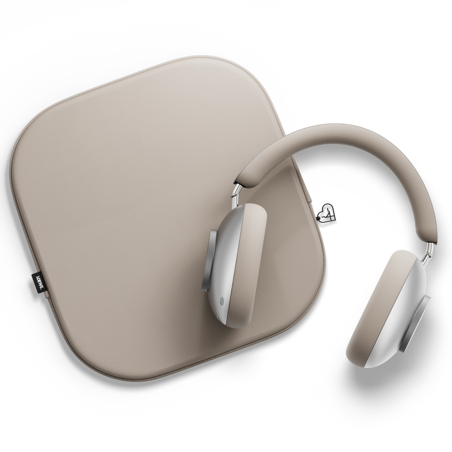 Beige Kopfhörer und Etui auf Weiß. Kopfhörer haben silberne Akzente. Etui hat ein Loewe-Etikett.
