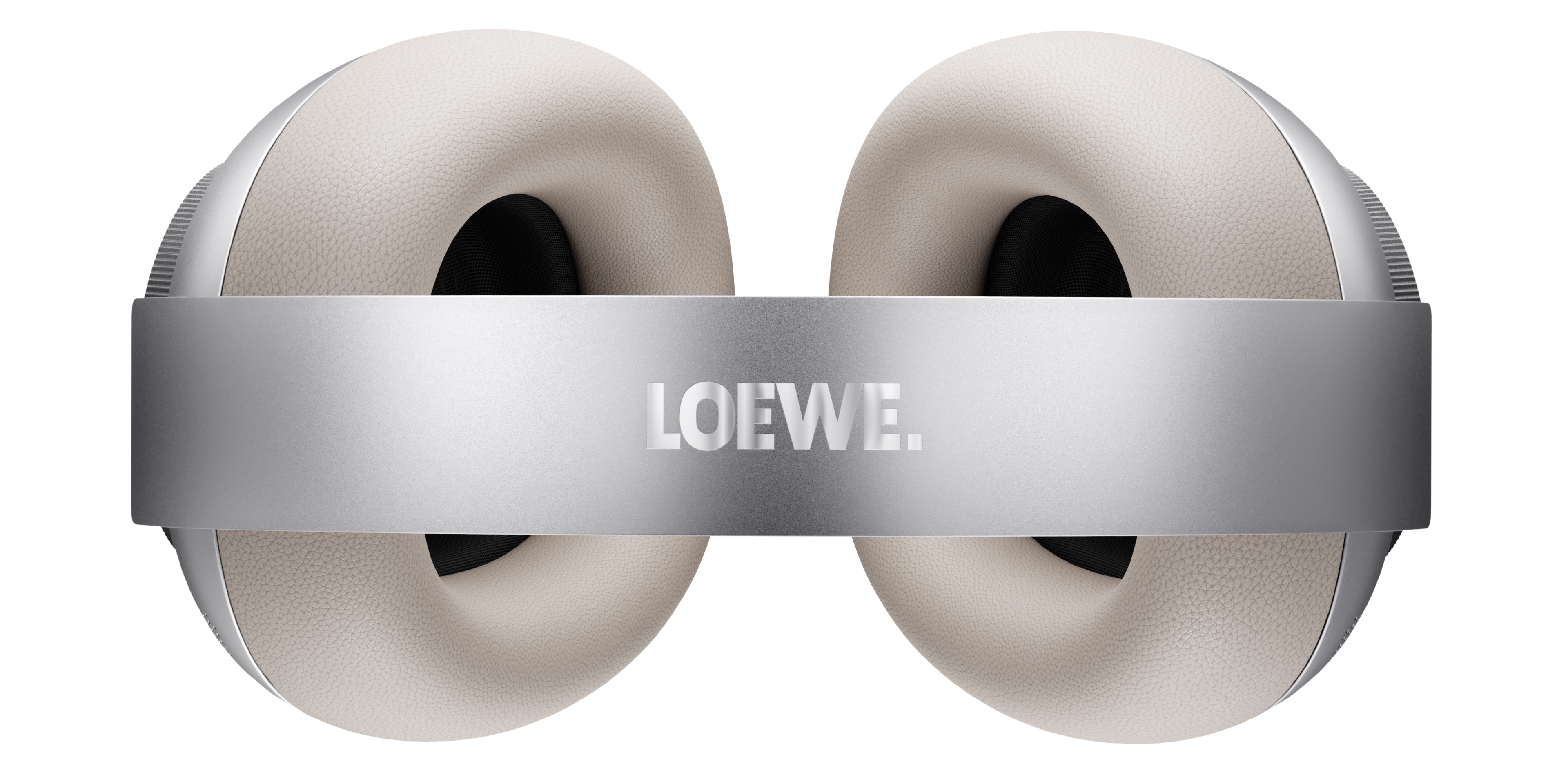 Draufsicht auf Loewe-Kopfhörer. Die Kopfhörer sind beige mit einem silbernen Band obenauf, auf dem 'LOEWE' steht.