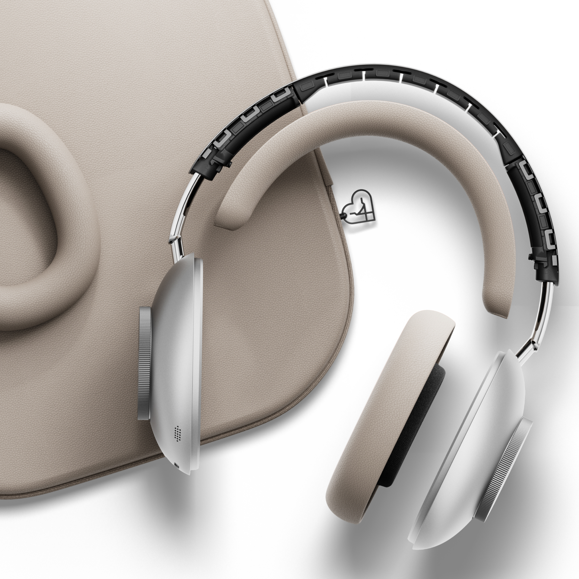 Over-Ear-Kopfhörer mit weißen Ohrmuscheln und einem silbernen Bügel sowie einem beigen Lederetui auf weißem Hintergrund.