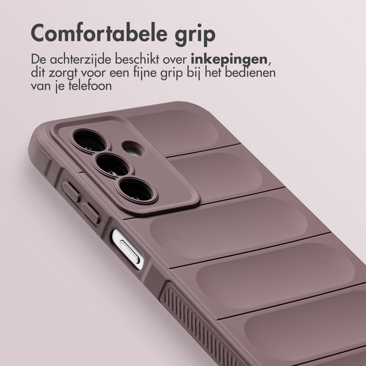 Een close-up van een bruine telefoonhoes met een geribbeld ontwerp en camera-uitsparingen. Tekst zegt 'Comfortabele grip'.