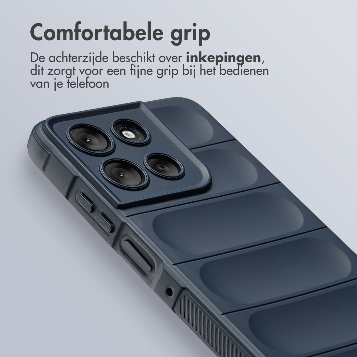Nahaufnahme einer dunkelblauen Handyhülle mit strukturiertem Design und Kameralinsen. Niederländischer Text: 'Comfortabele grip'.