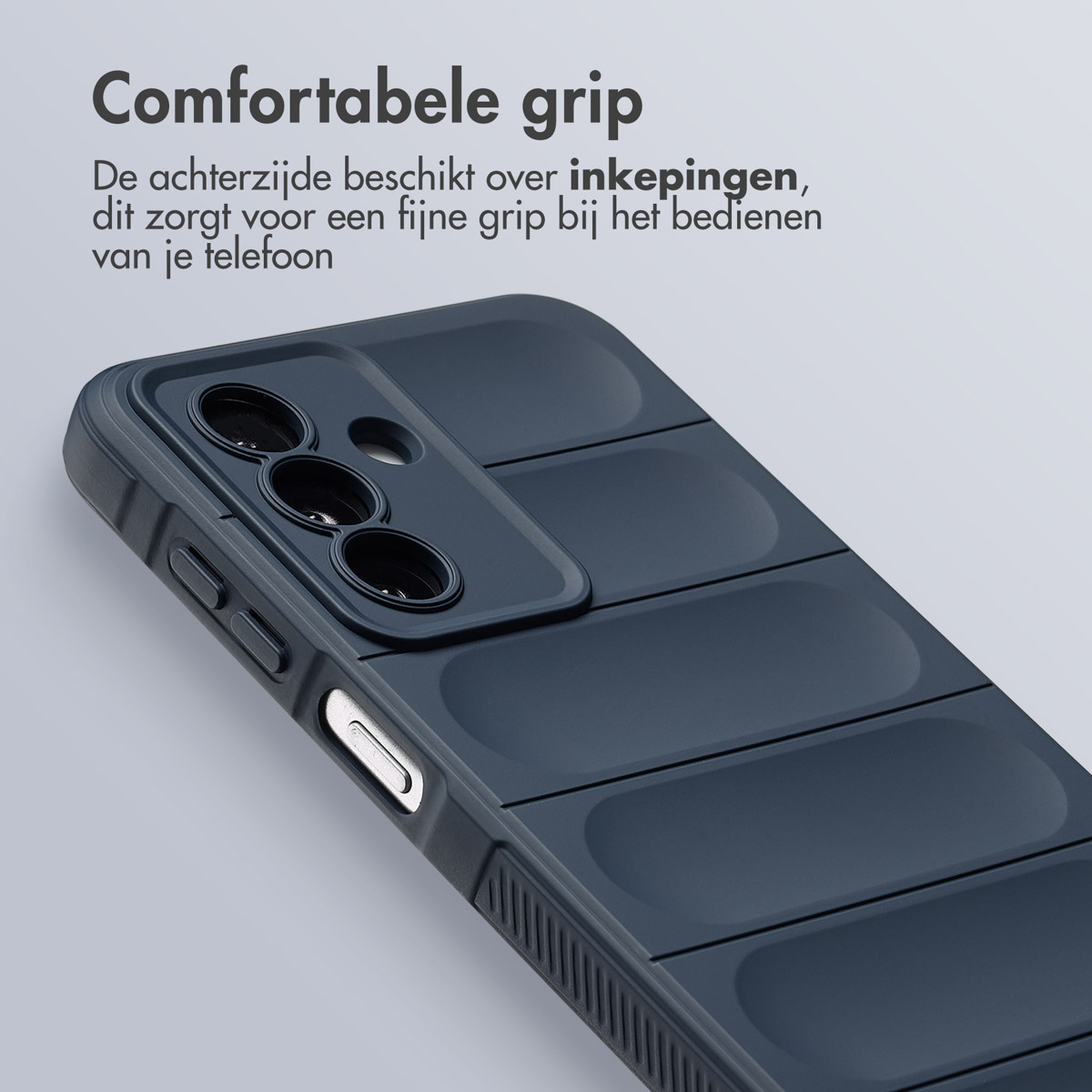 Close-up van een donkerblauwe telefoonhoes met getextureerde achterkant. Het heeft een cameragedeelte en zijknoppen. De achtergrond is lichtgrijs.