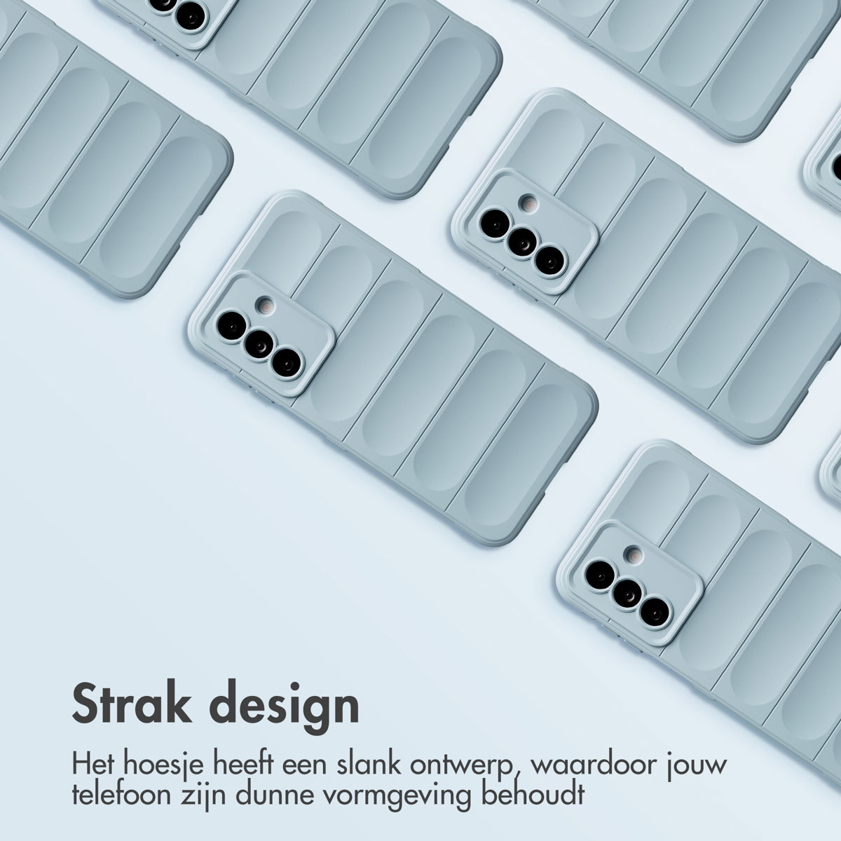 Des coques de téléphone bleu clair avec un design côtelé sont disposées sur une surface bleu clair, avec du texte en bas.