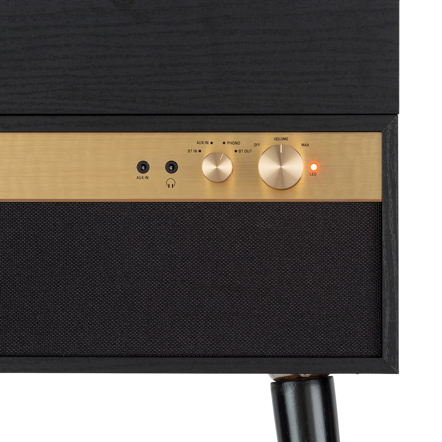 Nahaufnahme eines schwarz-goldenen Audiogeräts. Merkmale: Knöpfe für Lautstärke und Eingangsauswahl, LED-Anzeige und Lautsprecher.