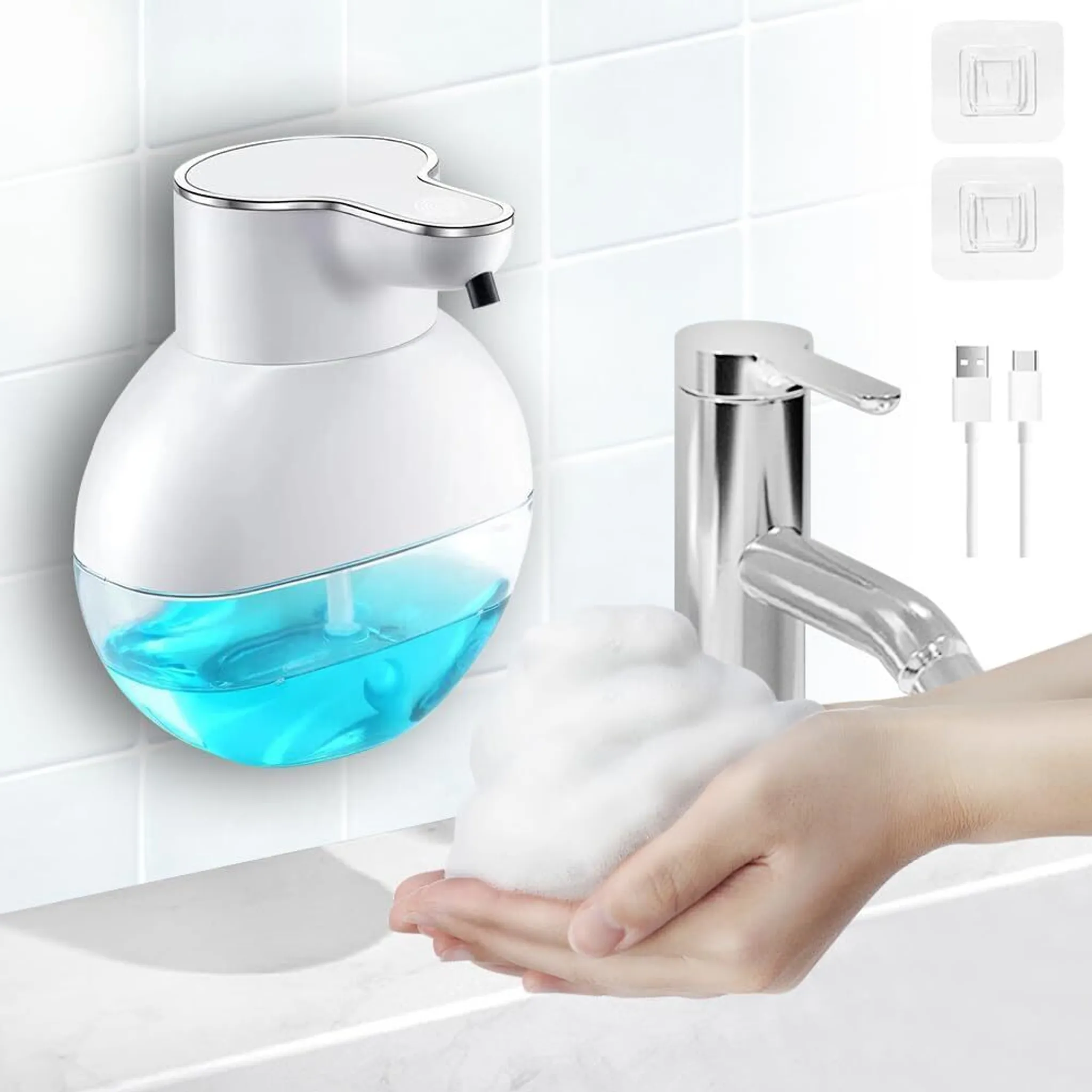 Ein weißer Seifenspender mit blauer Flüssigkeit ist an einer gefliesten Wand montiert. Hand hält Schaum. Eine Chromarmatur befindet sich rechts.