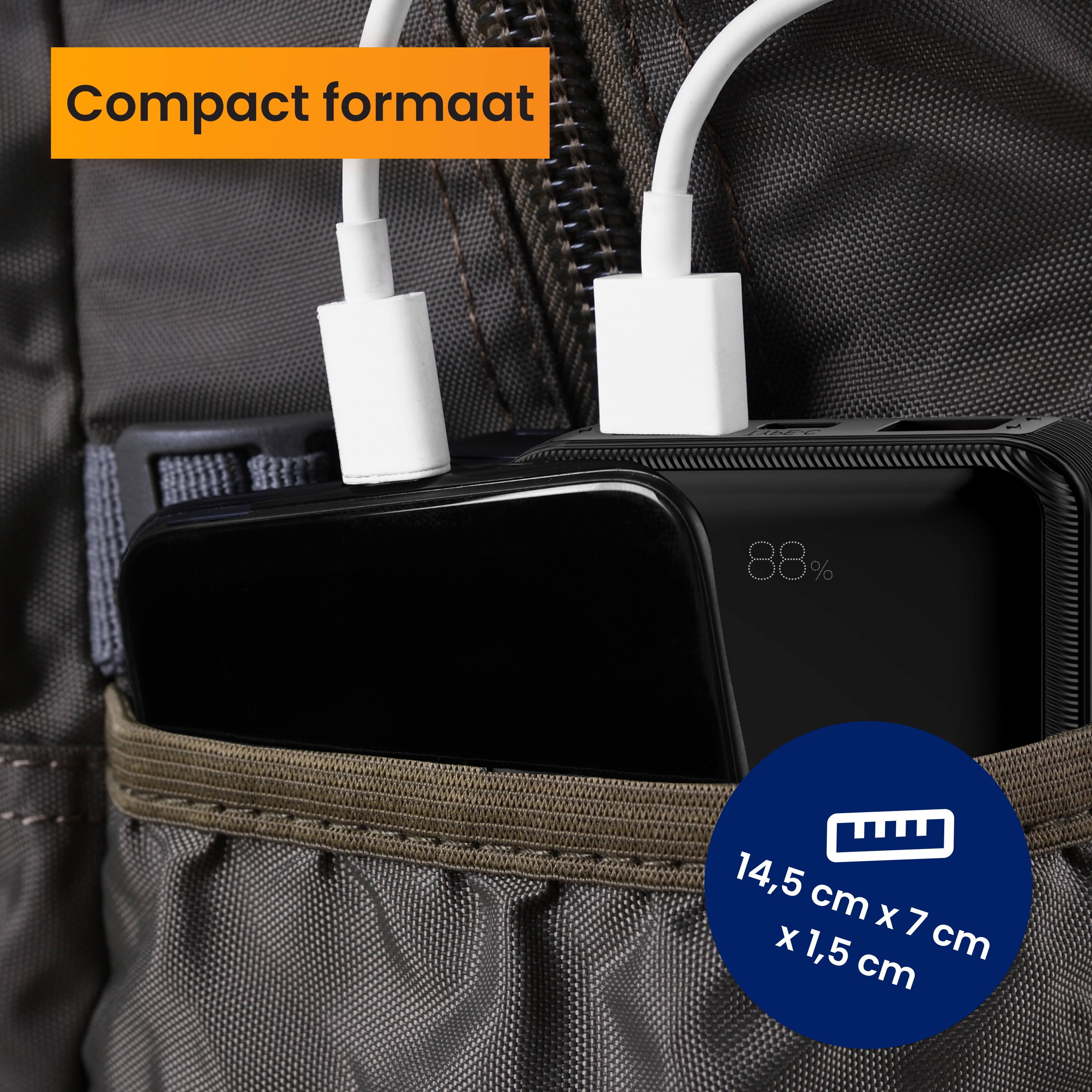 Zwarte powerbank met witte kabels die oplaadt, in een zak. Toont 88% lading. Afmetingen: 14,5 x 7 x 1,5 cm.