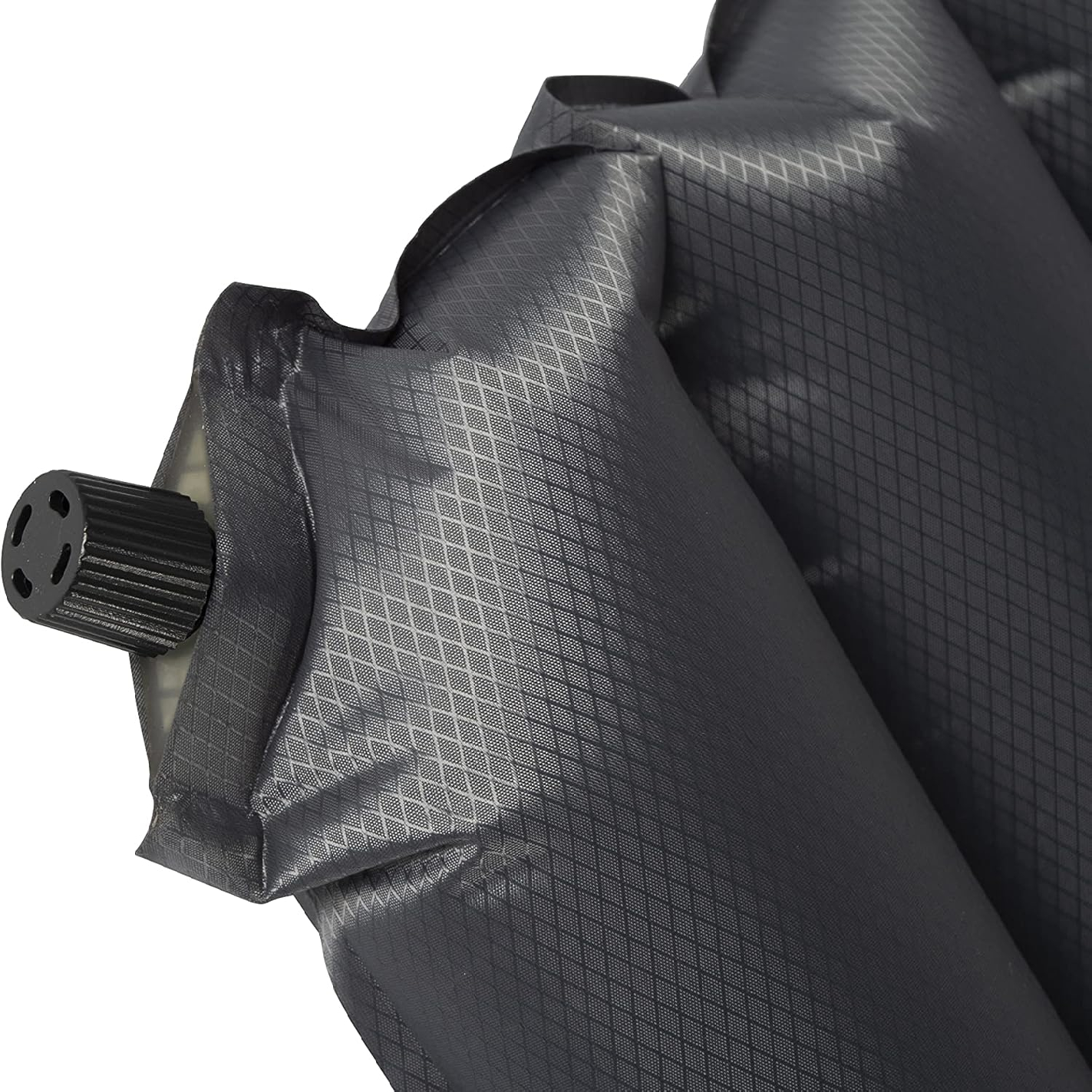 Nahaufnahme einer dunkelgrauen aufblasbaren Camping-Schlafmatte mit einem schwarzen Ventil. Die Matte hat ein Diamantmuster.