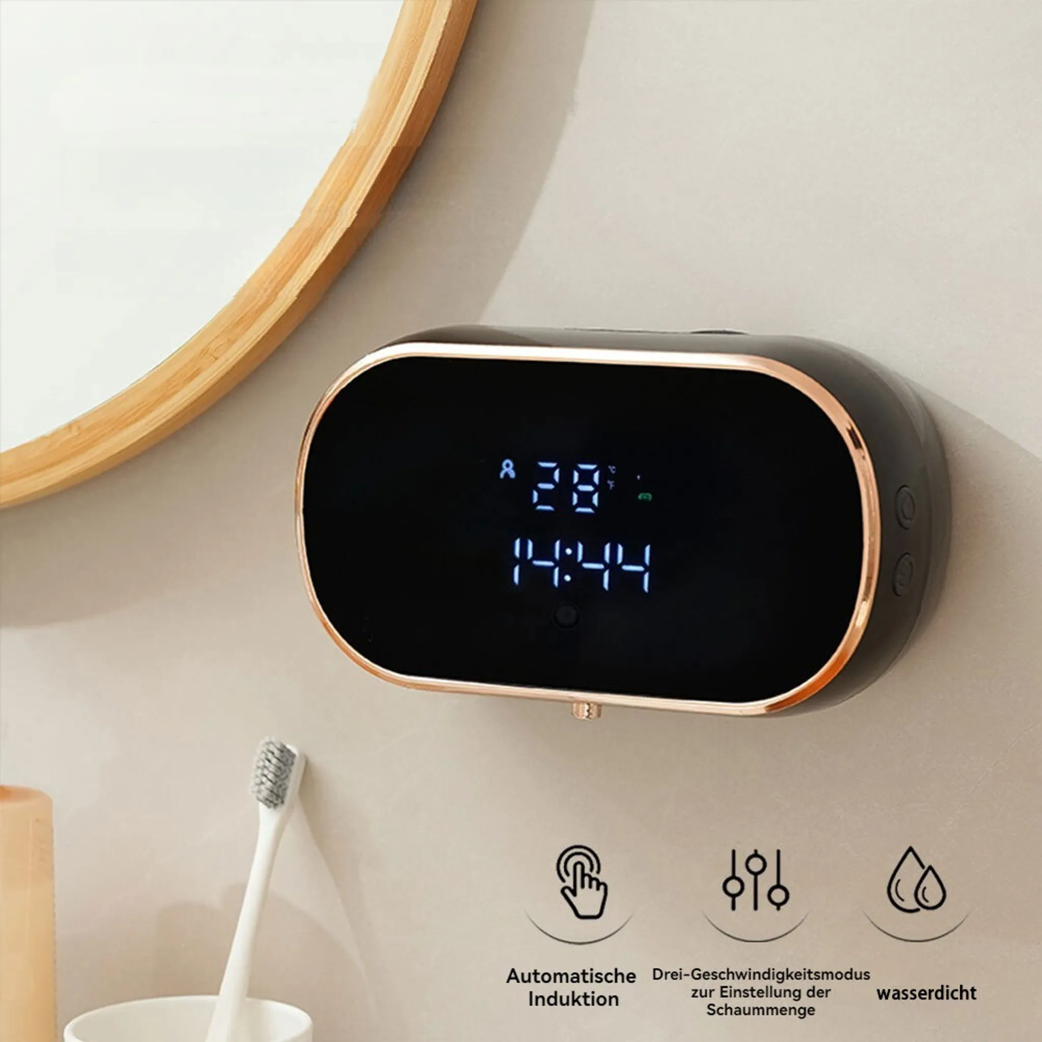 Eine schwarz-goldene Digitaluhr mit Anzeige von Zeit und Temperatur ist an einer Wand montiert. Ein Spiegel und eine Zahnbürste sind ebenfalls sichtbar.