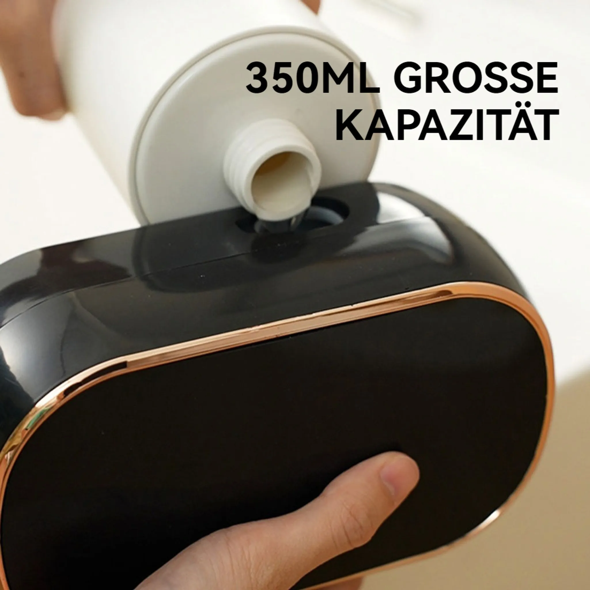 Eine weiße Flasche gießt Flüssigkeit in einen schwarzen Spender mit goldenem Rand. Text: 350ML GROSSE KAPAZITÄT.