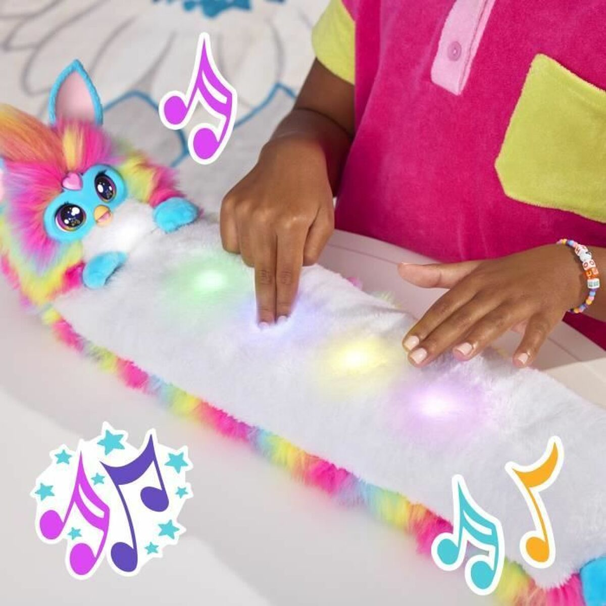 Un enfant interagit avec un jouet en peluche coloré avec des lumières. Le jouet a un visage semblable à celui d'un Furby et un long corps blanc. Des notes de musique l'entourent.