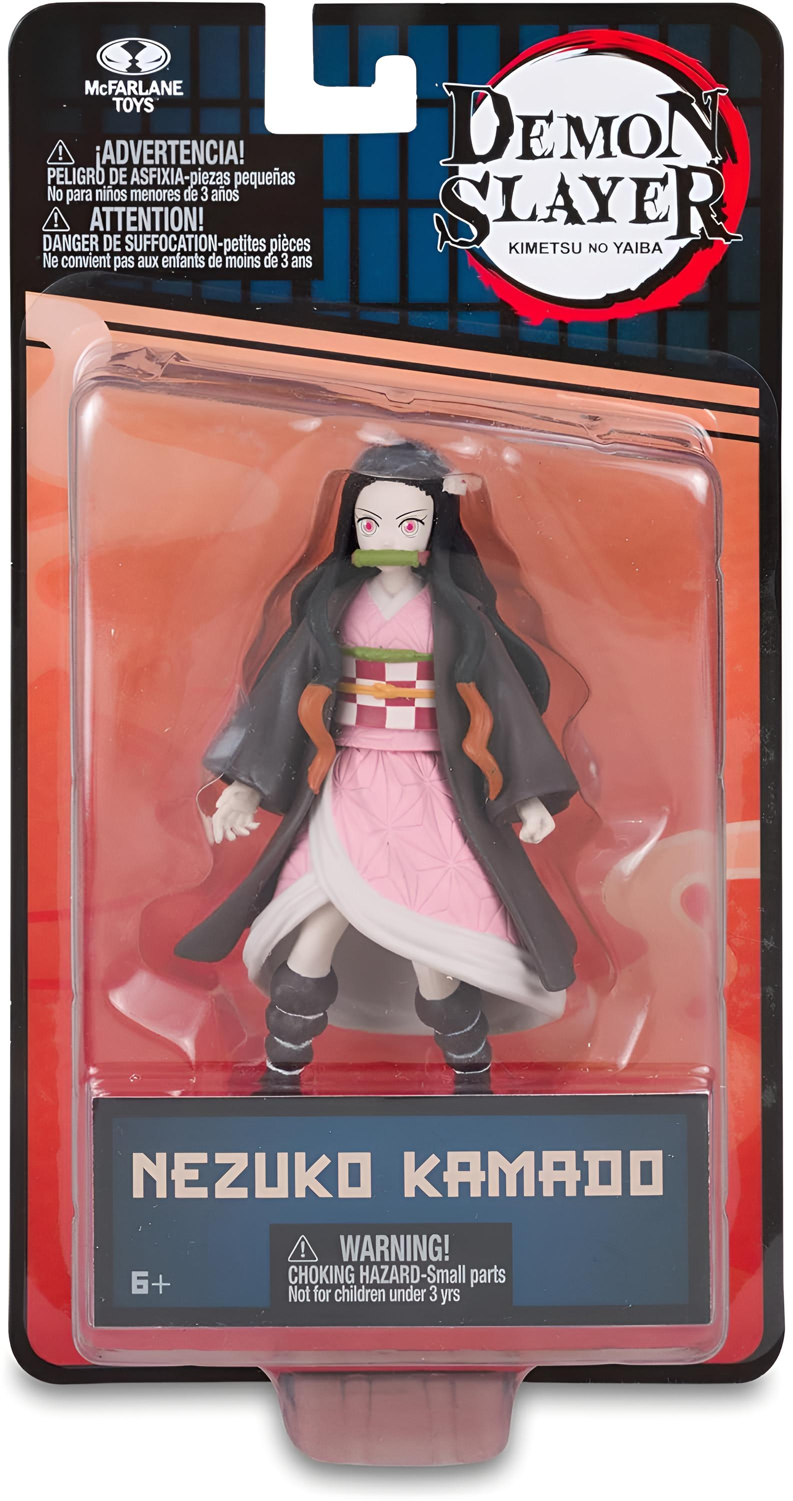Eine Nezuko Kamado Actionfigur in der Verpackung. Sie trägt einen rosa Kimono, einen schwarzen Mantel und hat lange schwarze Haare. Die Box hat Warnhinweise.