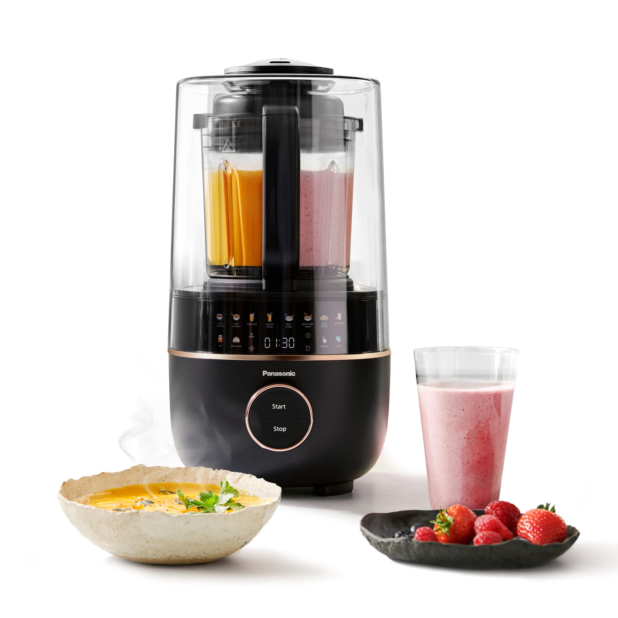 Schwarzer und goldener Mixer mit Smoothie und Suppe, Glas Smoothie und Beeren in einer Schale auf weißem Hintergrund.