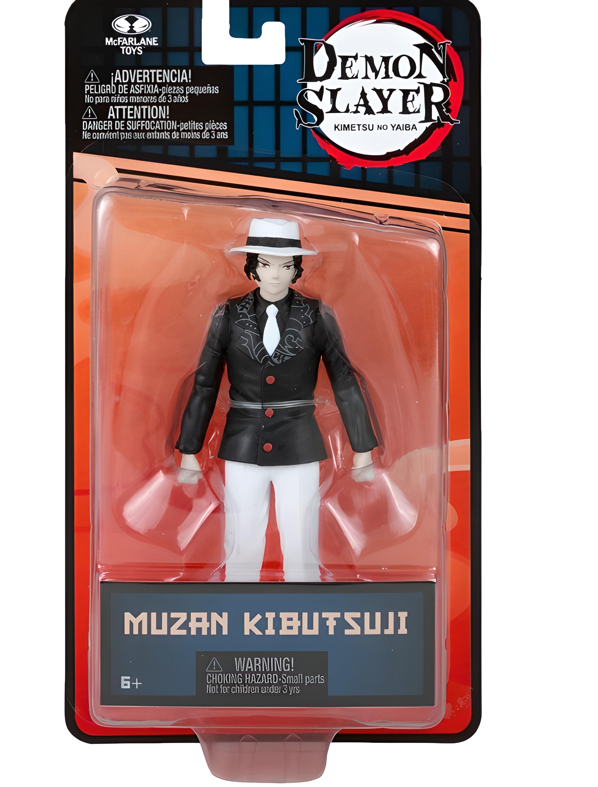 Eine Demon Slayer-Actionfigur von Muzan Kibutsuji in einer Verpackung. Er trägt einen Hut, einen schwarzen Anzug und eine weiße Hose.