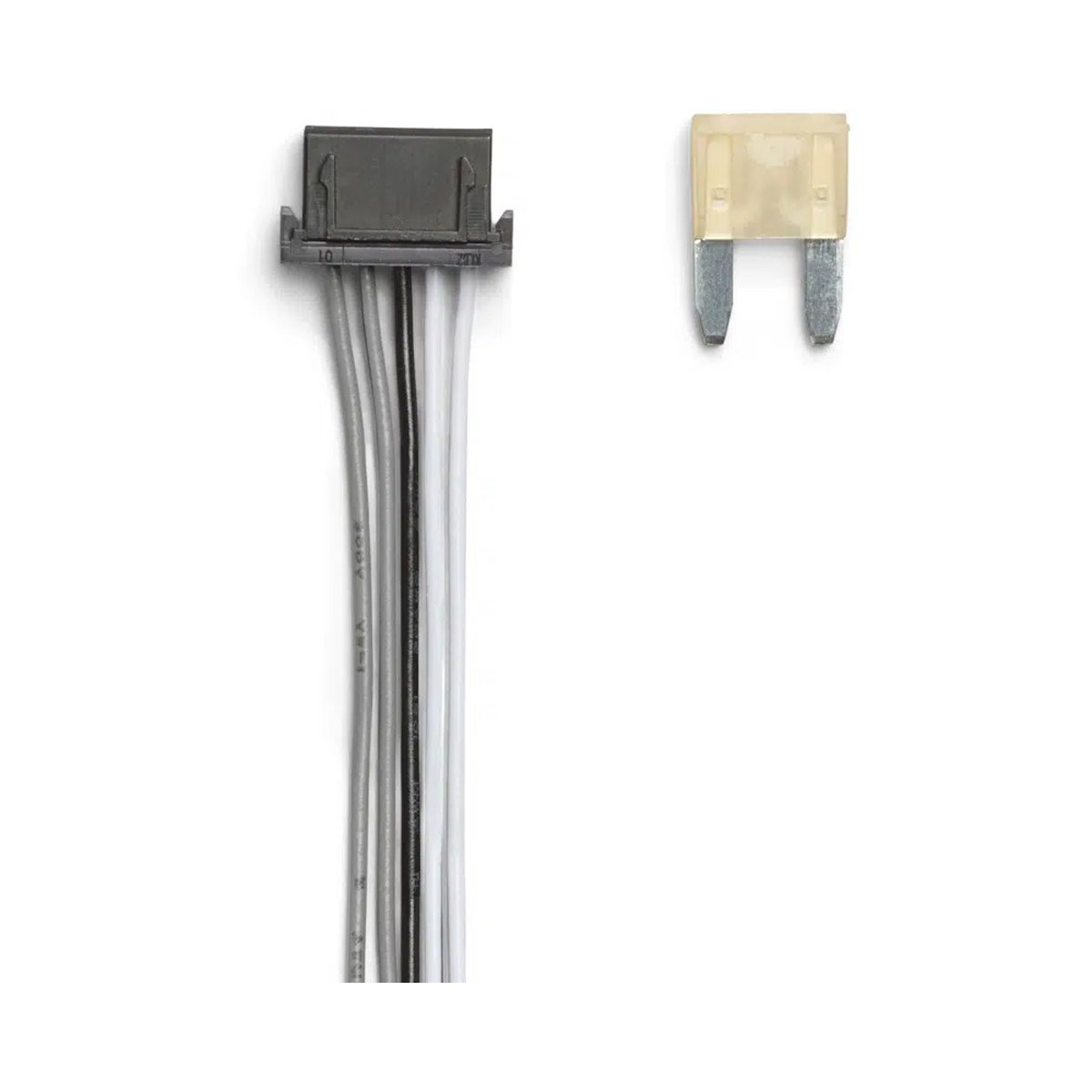 Ein elektrischer Stecker mit mehreren Drähten und einer Sicherung auf weißem Hintergrund. Der Stecker ist schwarz, Drähte sind grau und weiß.