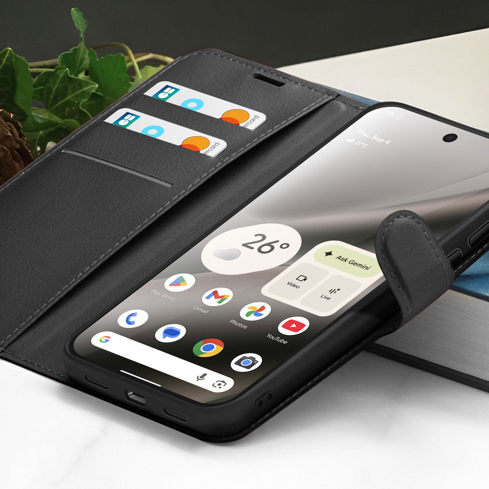 Een smartphone in een zwarte hoes geeft apps weer. Creditcards in een sleuf. Het scherm toont weer en tijd.