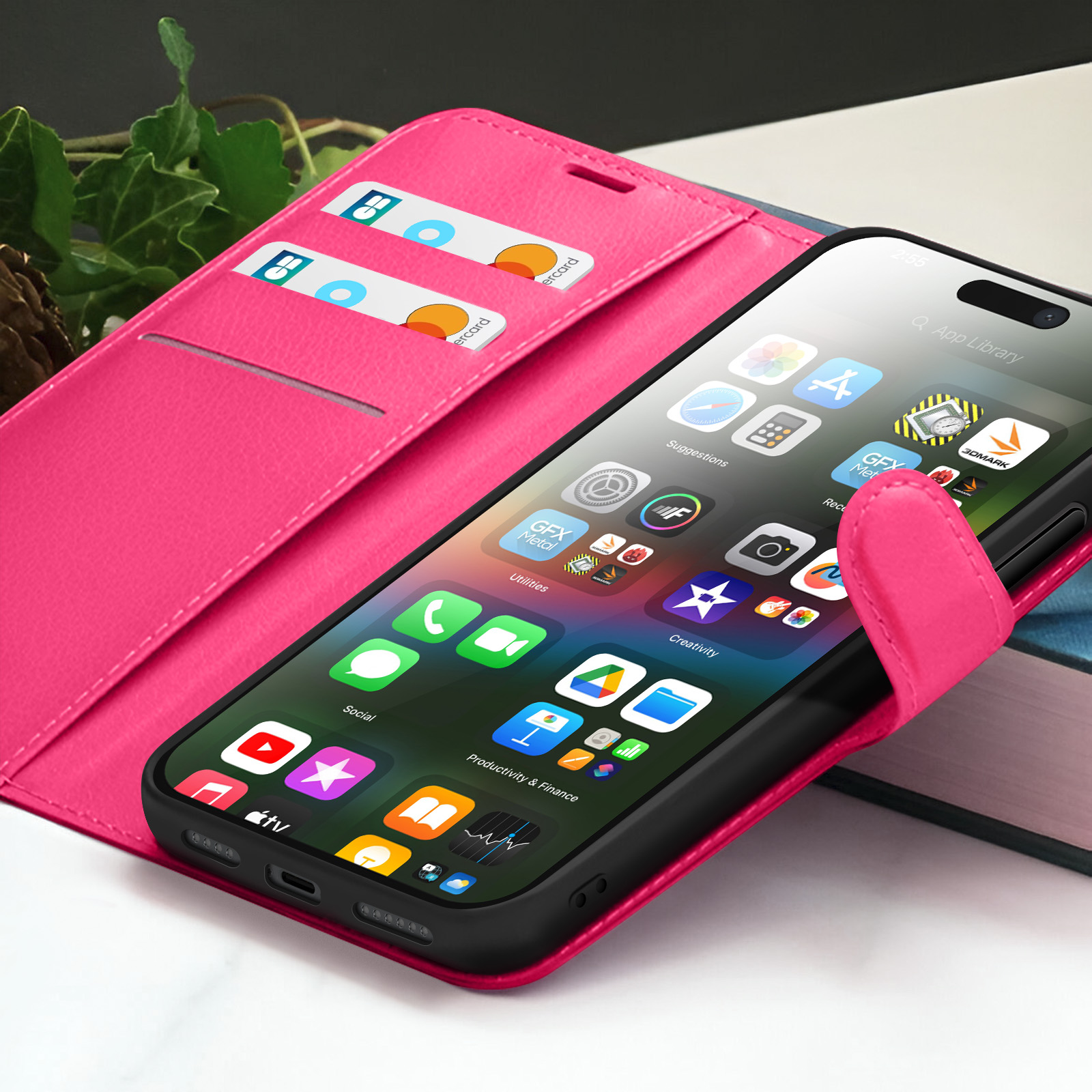 Roze telefoonhoes met een telefoon met app-iconen. Twee kaarten zitten in een sleuf. Hoes gedeeltelijk open.