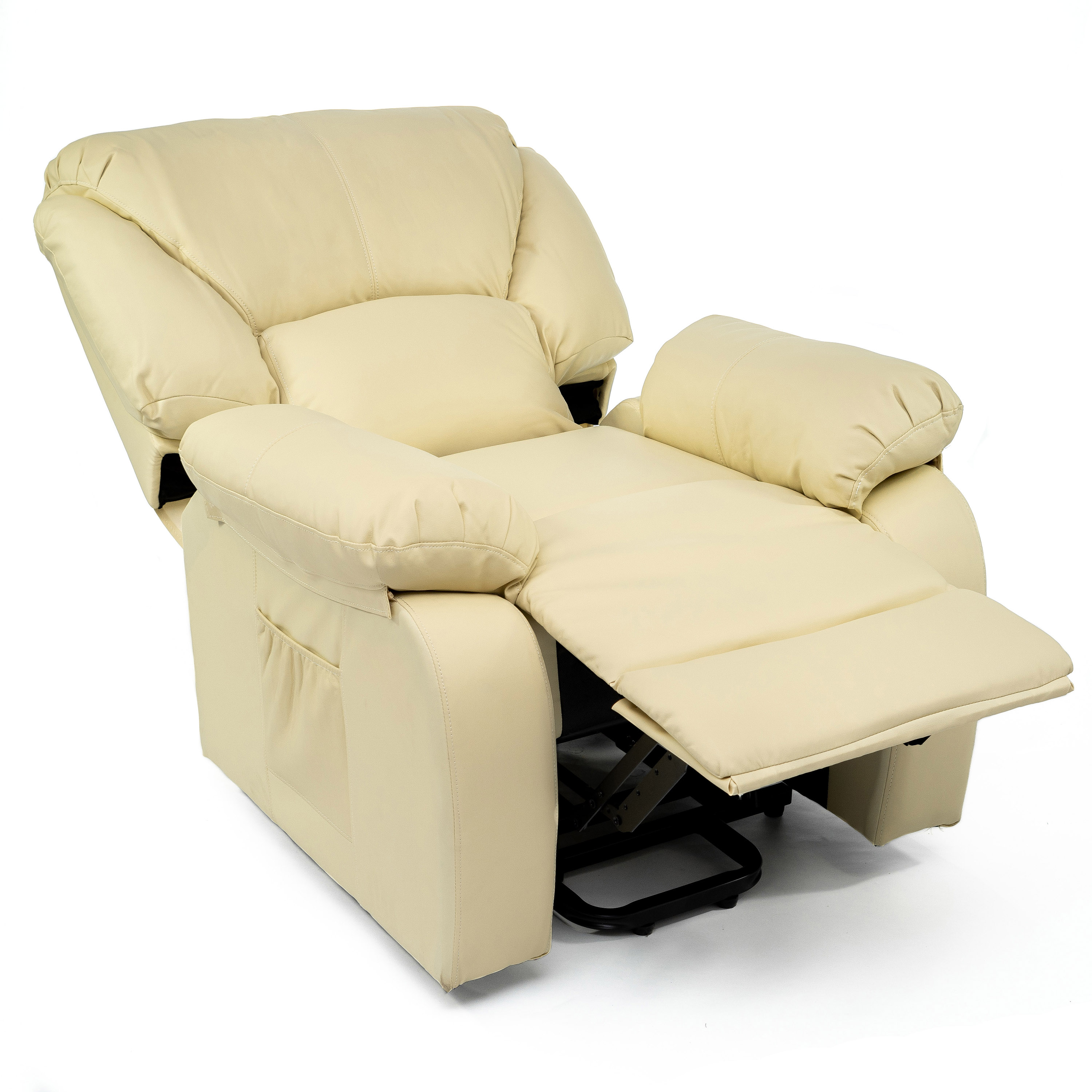 Un sillón reclinable color crema con el reposapiés extendido. Está sobre un fondo blanco. La silla es de cuero.