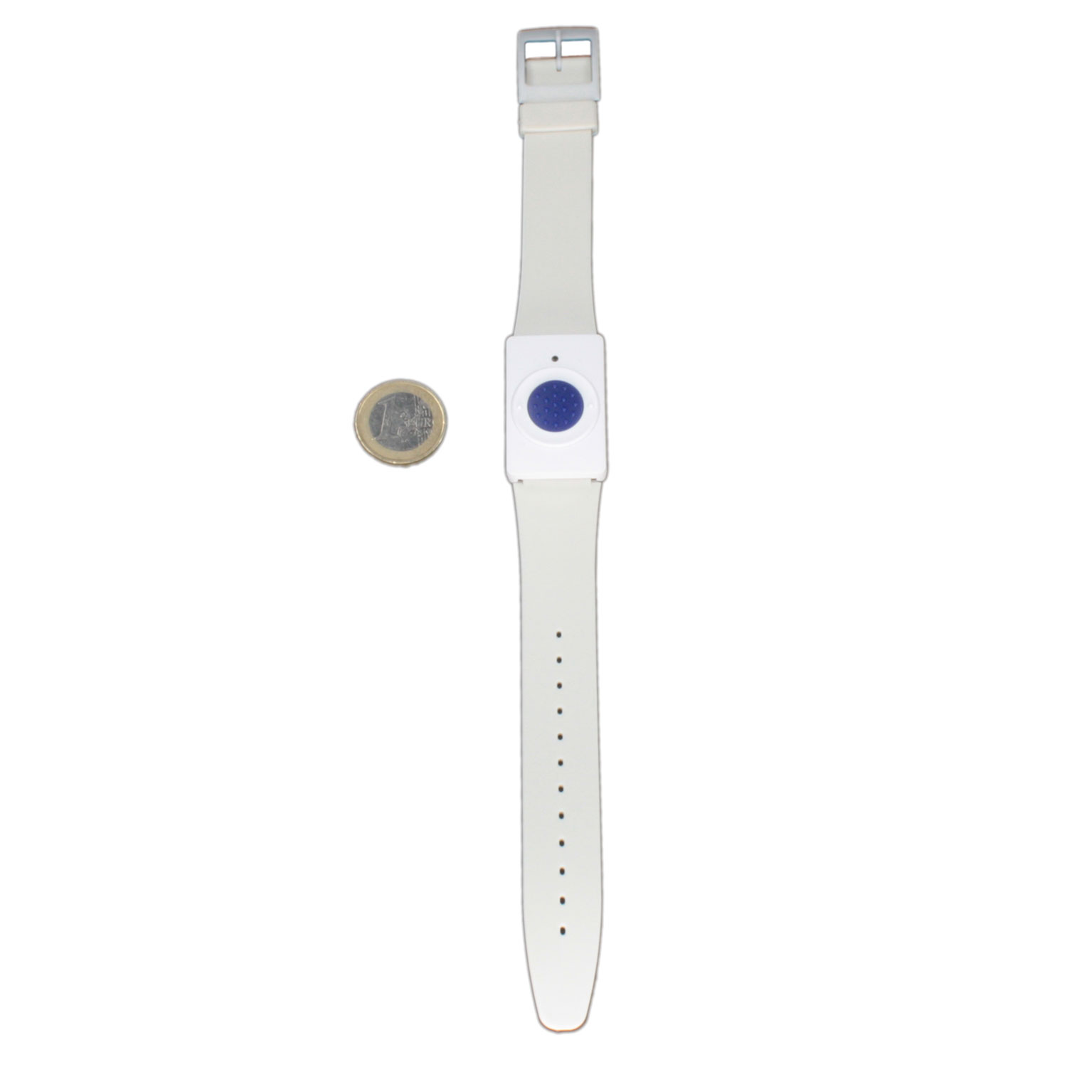 Eine weiße Uhr mit blauem Knopf und eine Euromünze auf weißem Hintergrund.
