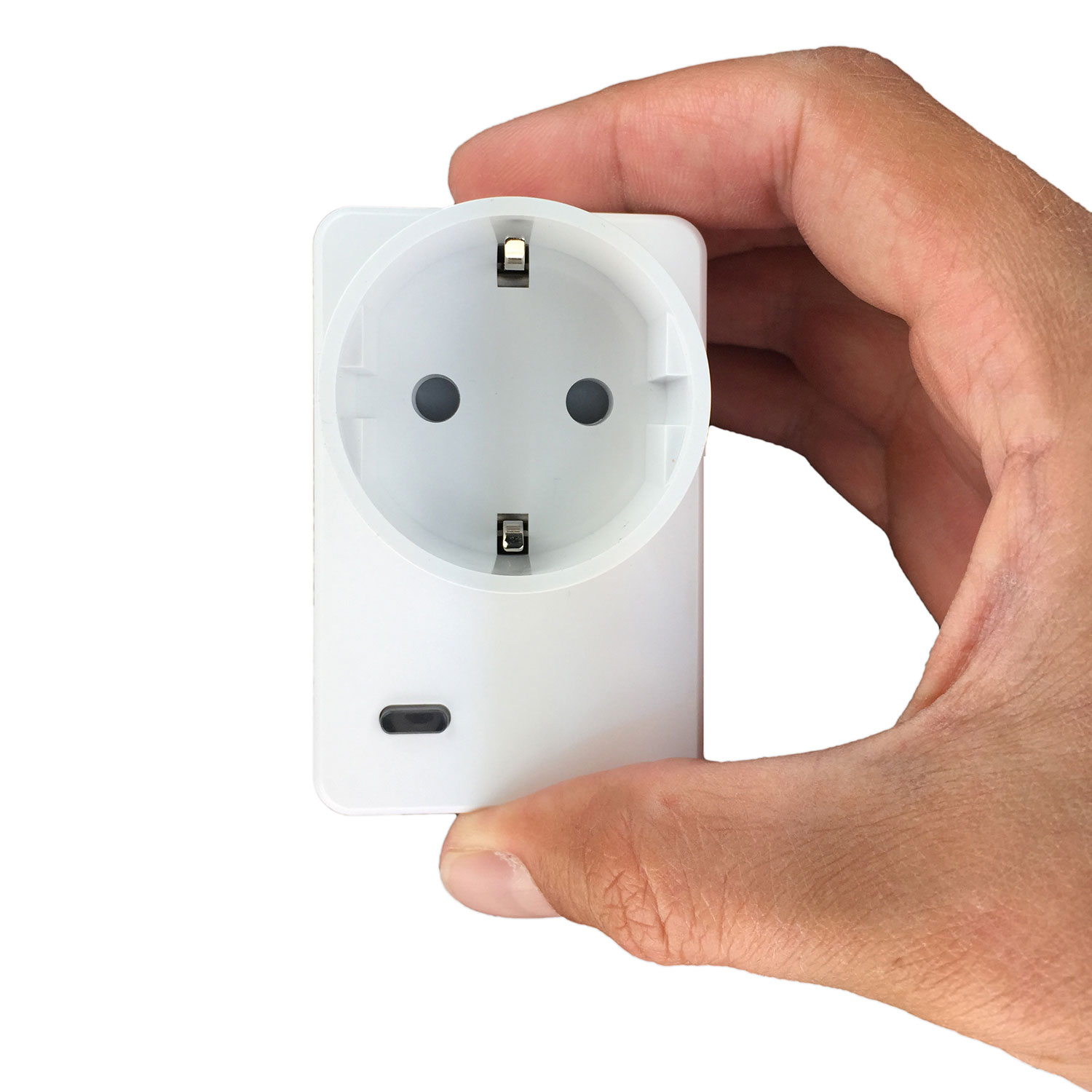 Eine Hand hält einen weißen elektrischen Steckdosenadapter vor weißem Hintergrund. Der Adapter hat zwei Löcher und zwei Metallstifte.