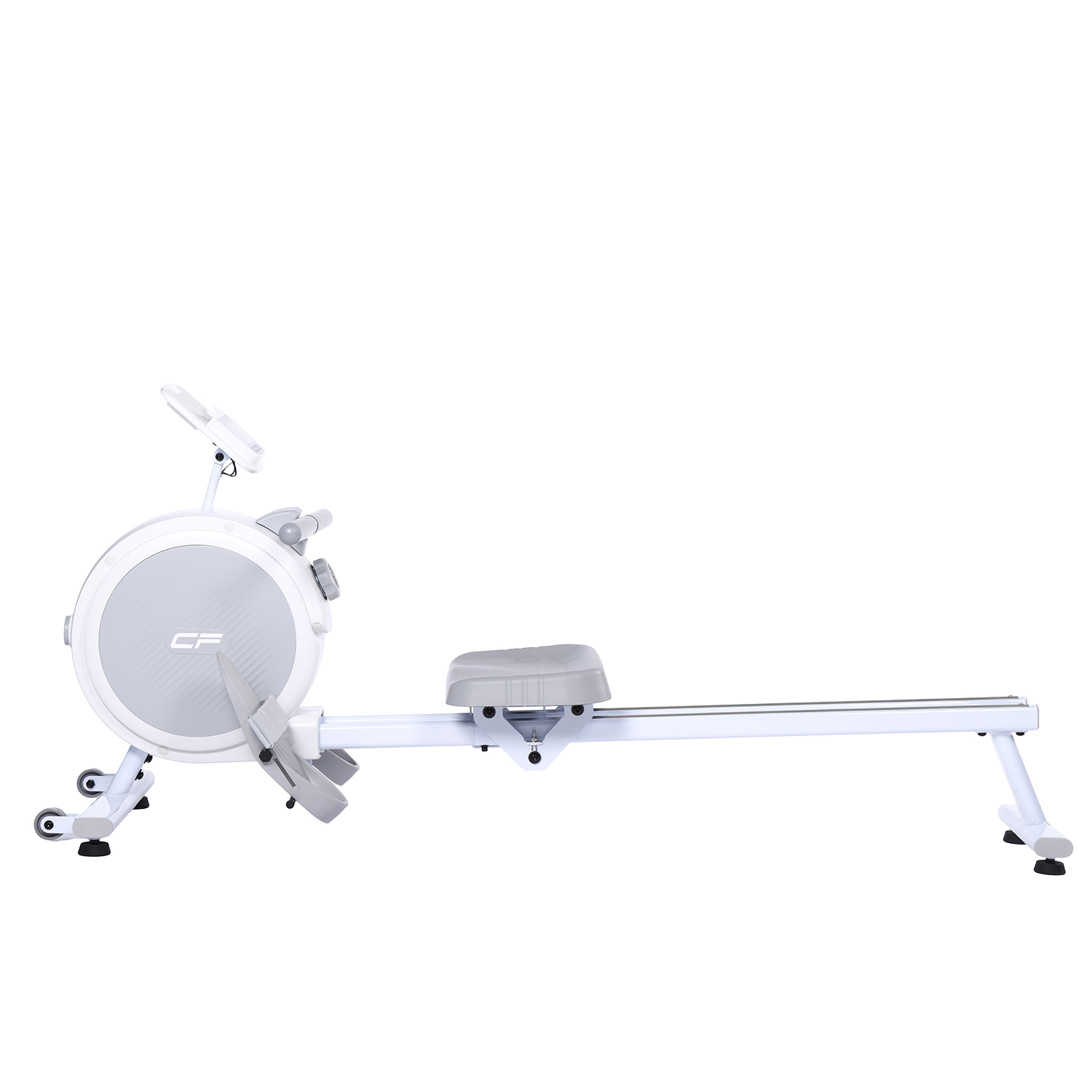 Máquina de remo blanca y gris sobre fondo blanco. Cuenta con asiento, reposapiés y un gran volante con las letras 'CF'.
