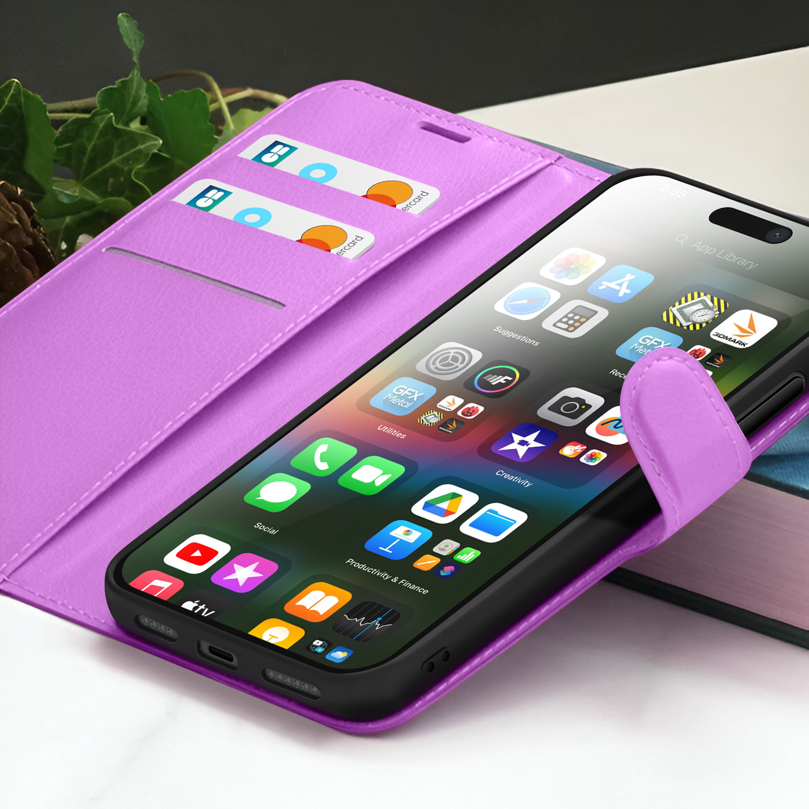 Een smartphone in een paarse hoes toont app-pictogrammen. Twee creditcards zitten in de hoes. De achtergrond is wazig.