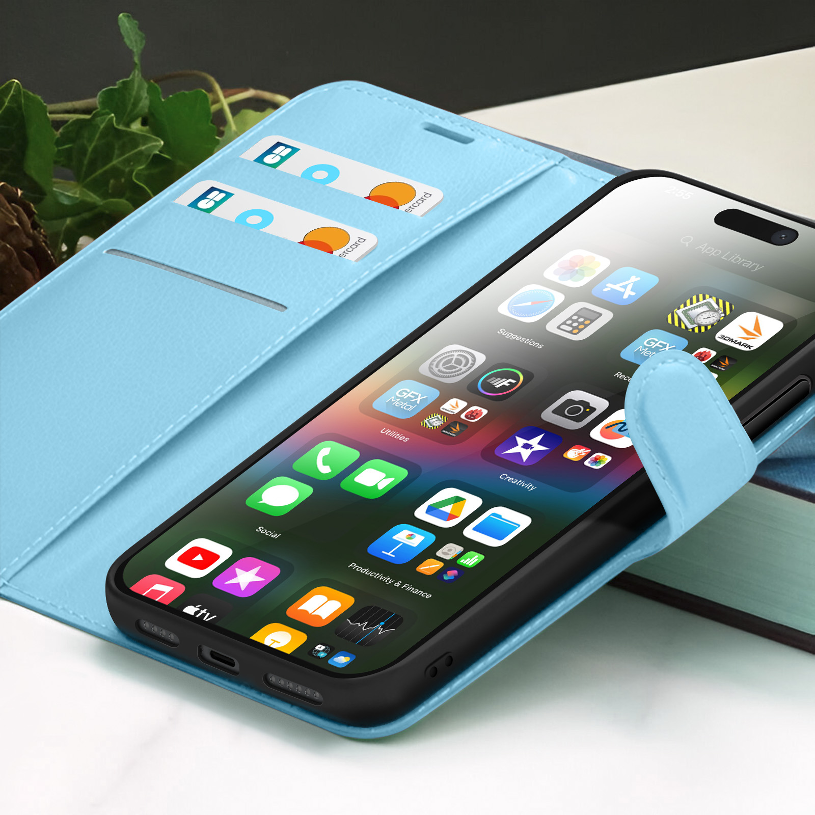 Een smartphone in een blauwe hoes toont app-iconen. Twee creditcards zijn zichtbaar in de kaartsleuven van de hoes.