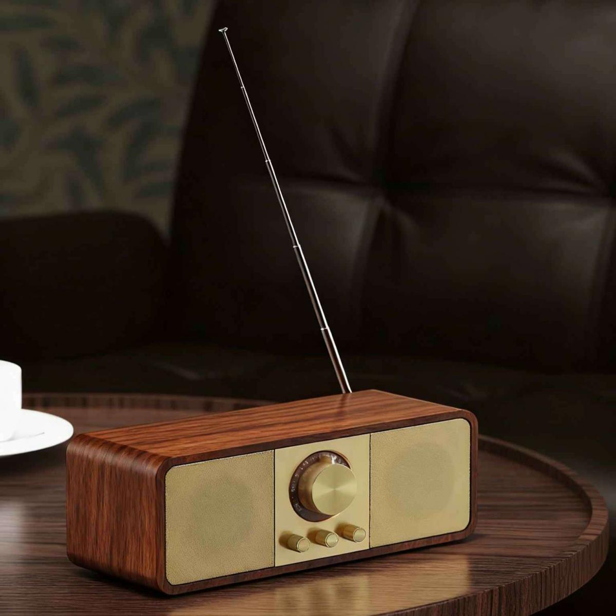 Ein Retro-Holzradio mit goldener Front und Antenne steht auf einem Holztisch. Im Hintergrund ist eine schwarze Ledercouch.