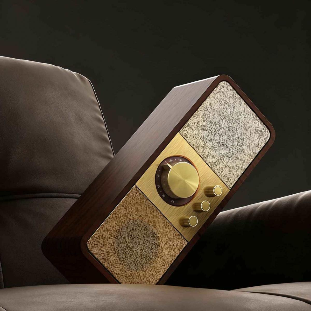 Ein Radio im Vintage-Stil mit Holz- und Messingakzenten liegt auf einer braunen Ledercouch. Das Radio hat einen großen Knopf und Lautsprecherdetails.