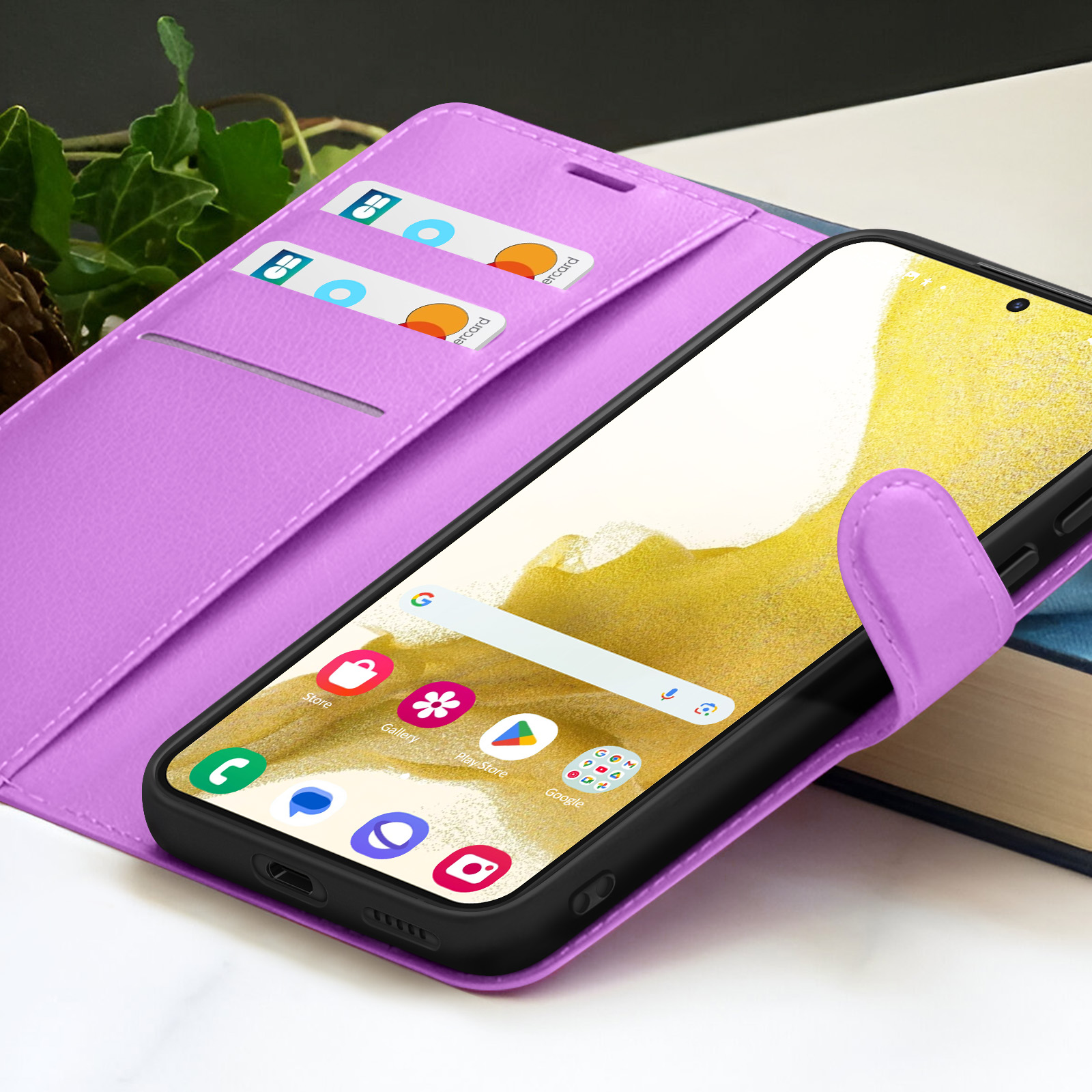 Un étui de téléphone violet avec un téléphone affichant un écran d'accueil avec des icônes d'applications. Deux cartes de crédit sont dans une fente.
