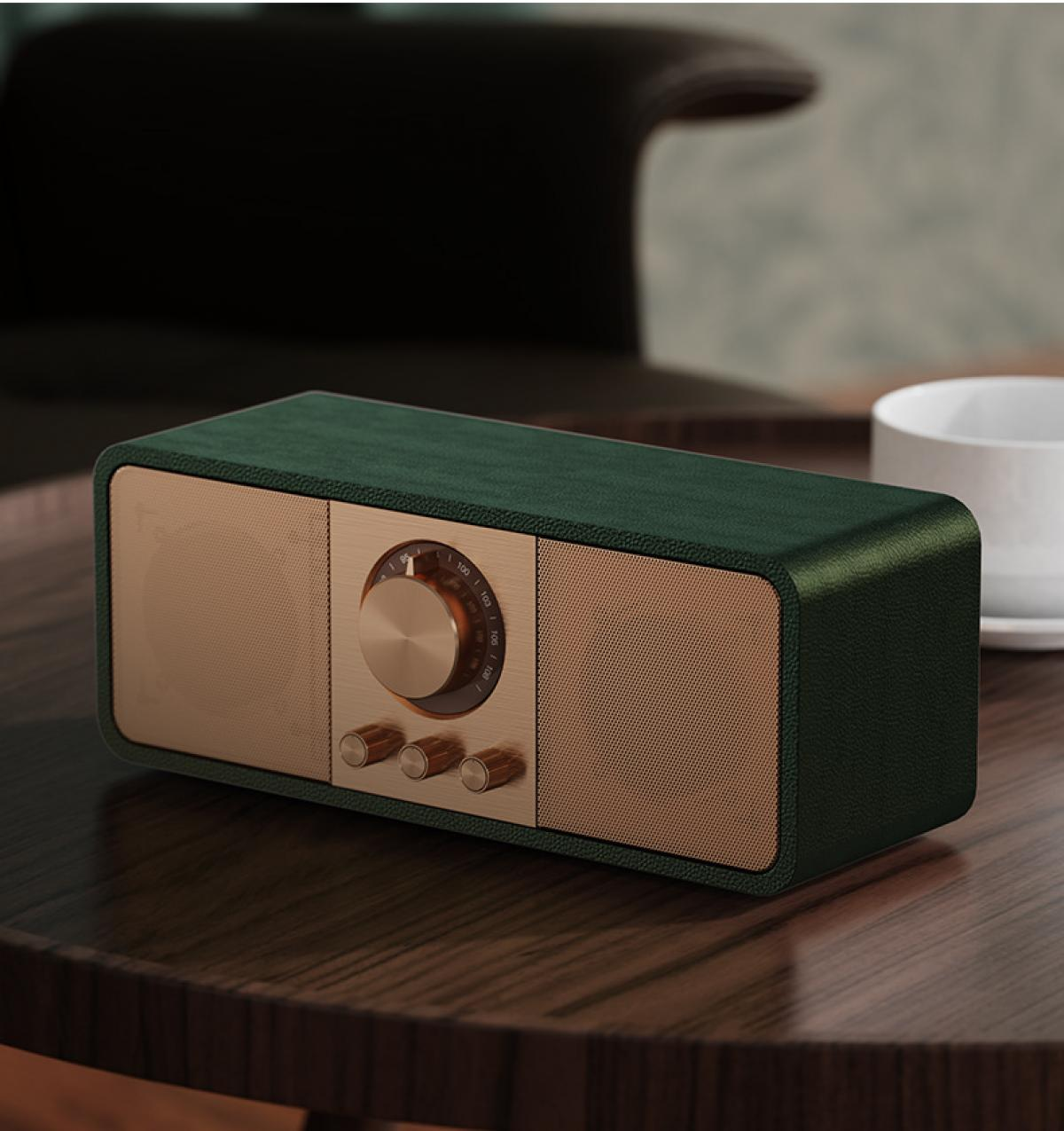 Ein grünes und goldenes Retro-Radio steht auf einem Holztisch. Im Hintergrund befindet sich eine weiße Tasse. Im Hintergrund ist auch ein dunkler Stuhl zu sehen.