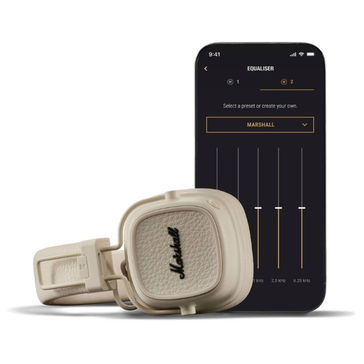 Auriculares Marshall beige junto a un teléfono que muestra un ecualizador. El teléfono muestra opciones y configuraciones para los auriculares.