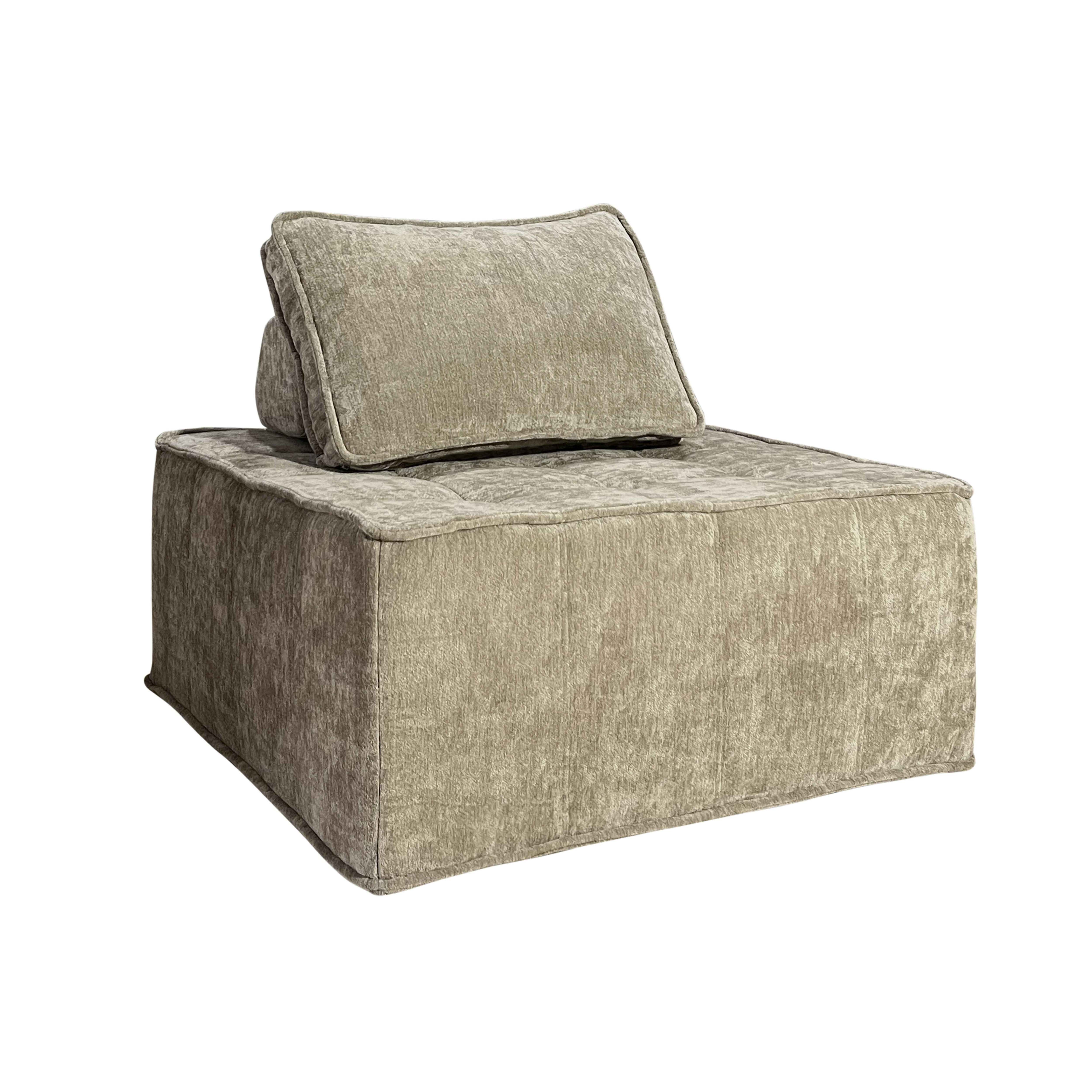 Ein hell olivgrünes Modulsofa mit Kopfstützenkissen. Es ist auf weißem Hintergrund.