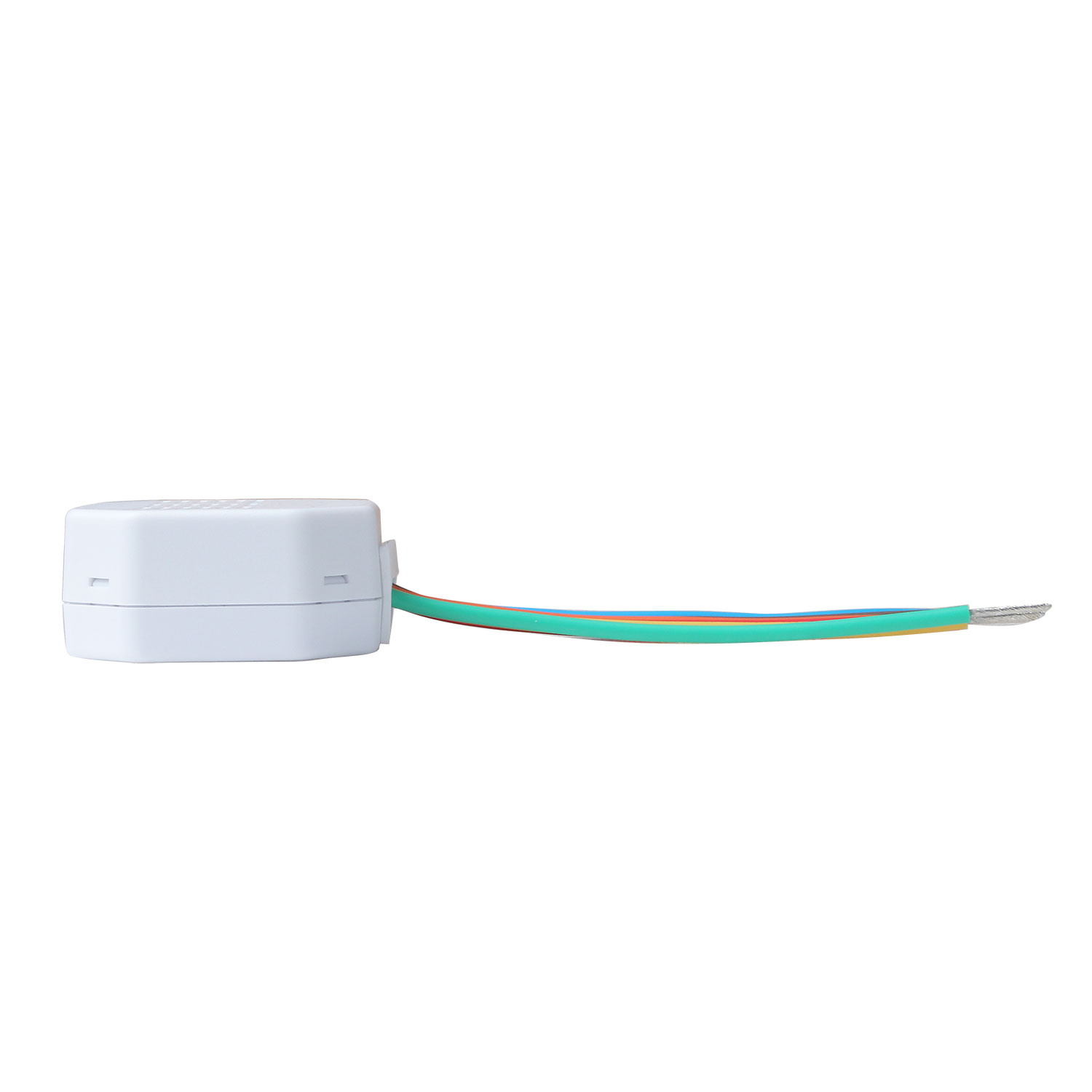 Eine weiße elektrische Komponente mit farbigen Drähten, die sich davon erstrecken, vor einem weißen Hintergrund. Drähte sind grün, orange und blau.