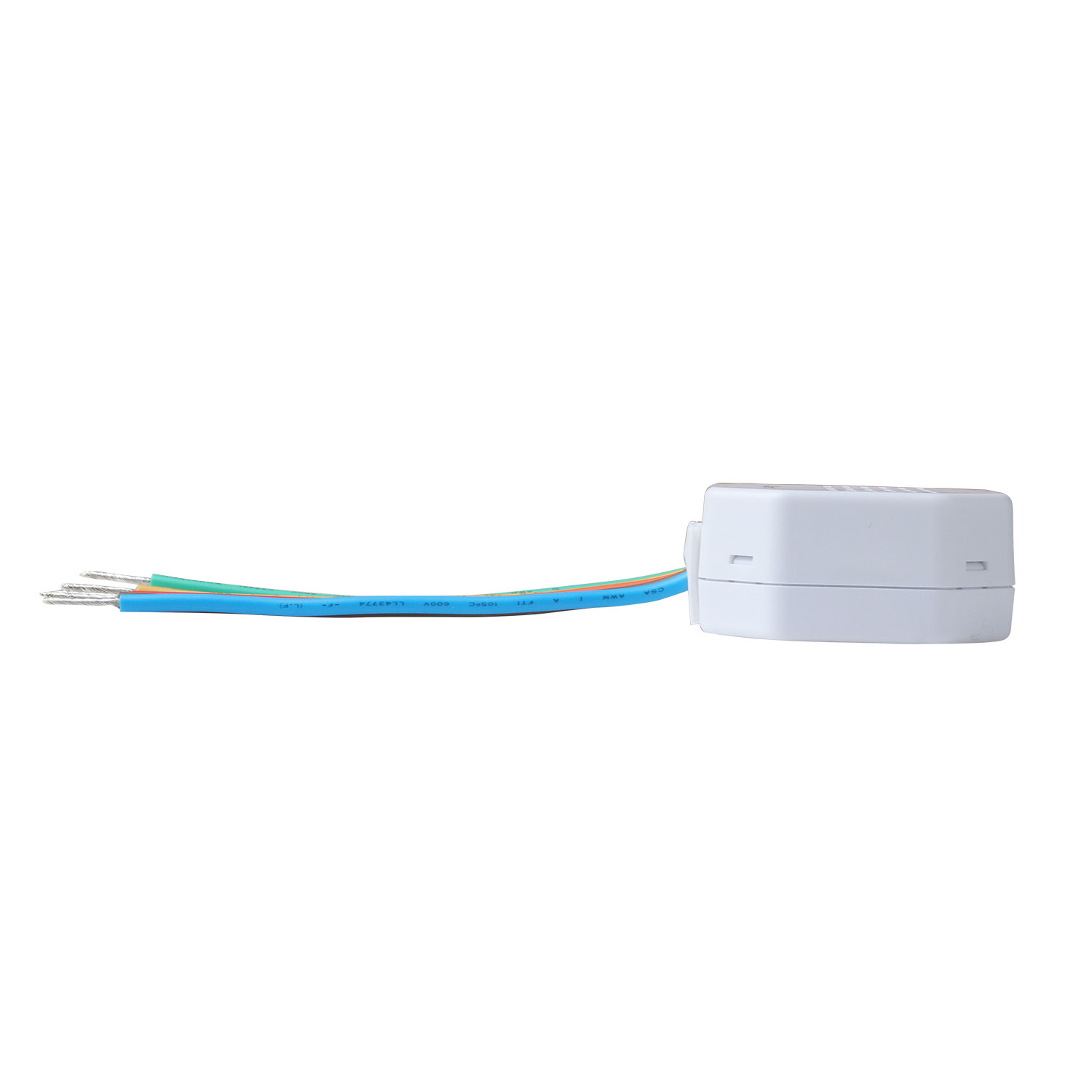 Ein weißes elektrisches Gerät mit unterschiedlich farbigen Drähten, die sich davon erstrecken. Drähte sind blau, grün und silber.